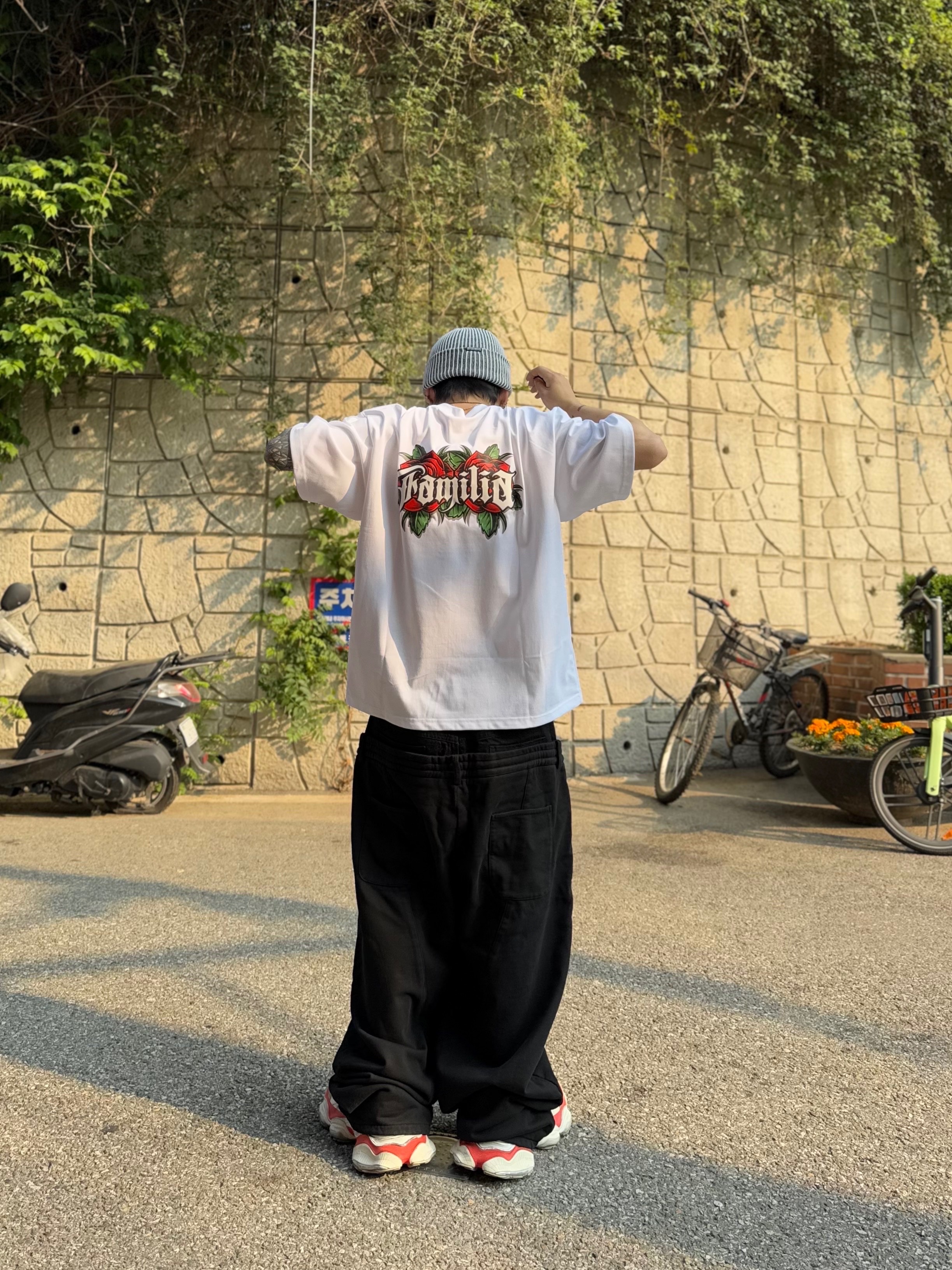 Balenciaga Cargo Sneakers Beige Grey Red, DEFGARMENTS Label Point Rib Beanie White 착용 스타일 - 1
