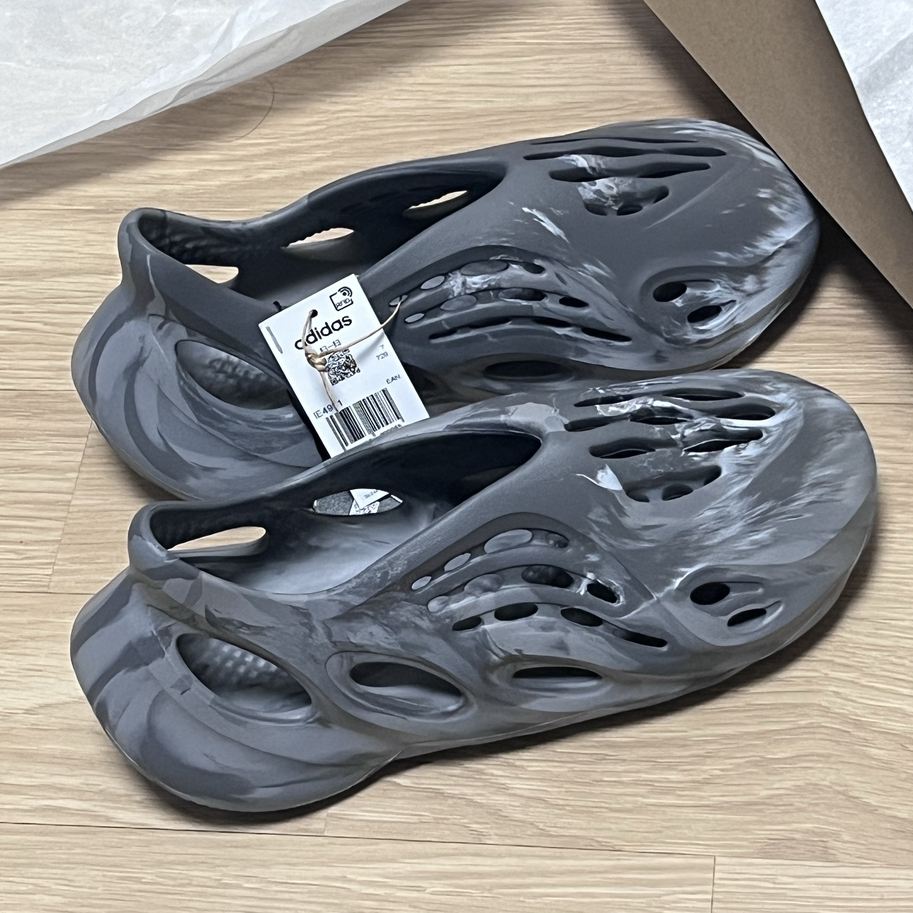 Adidas Yeezy Foam RNNR MX Granite 착용 스타일 - 1