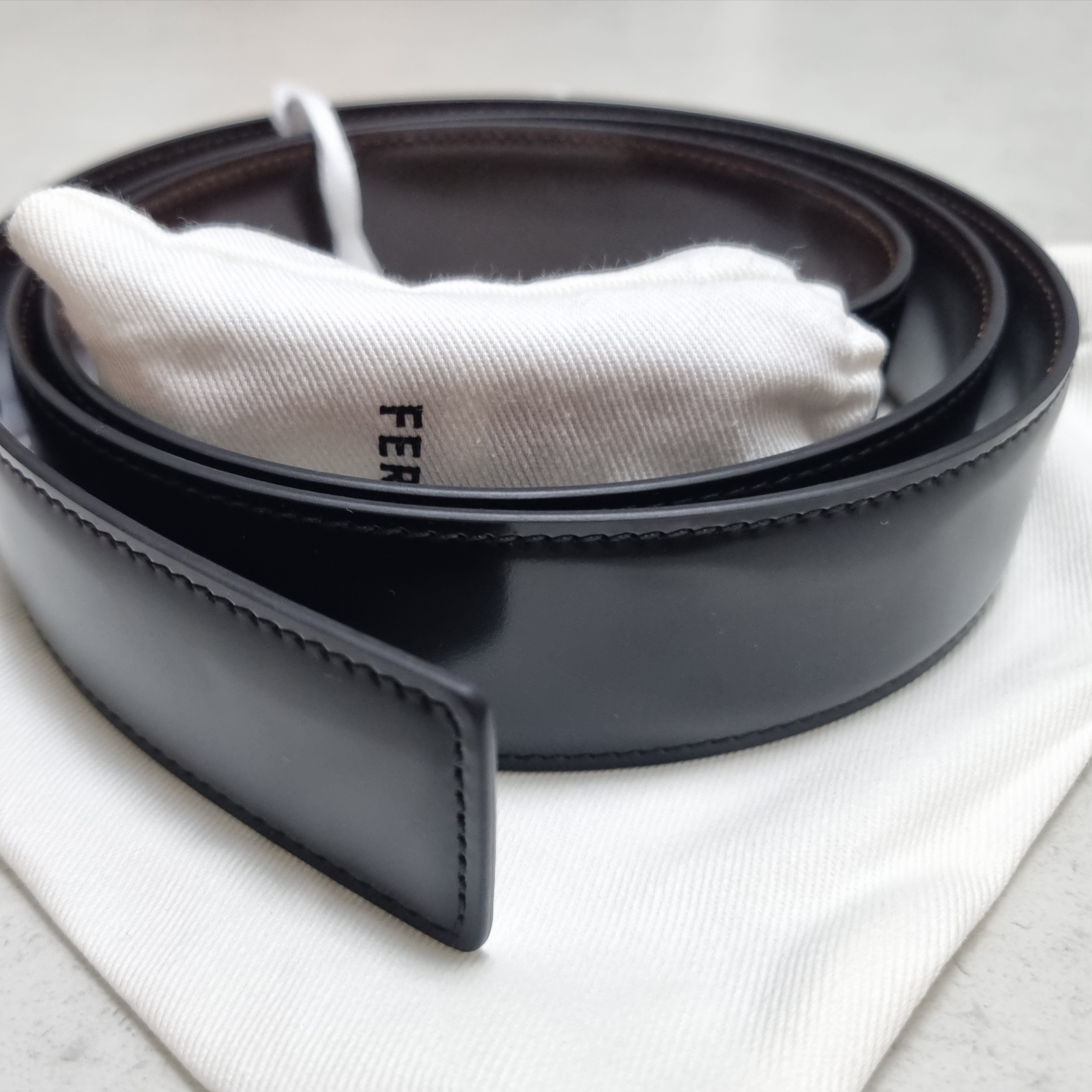 Ferragamo Reversible and Adjustable Calfskin Leather Gancini Belt Black Auburn 착용 스타일 - 4