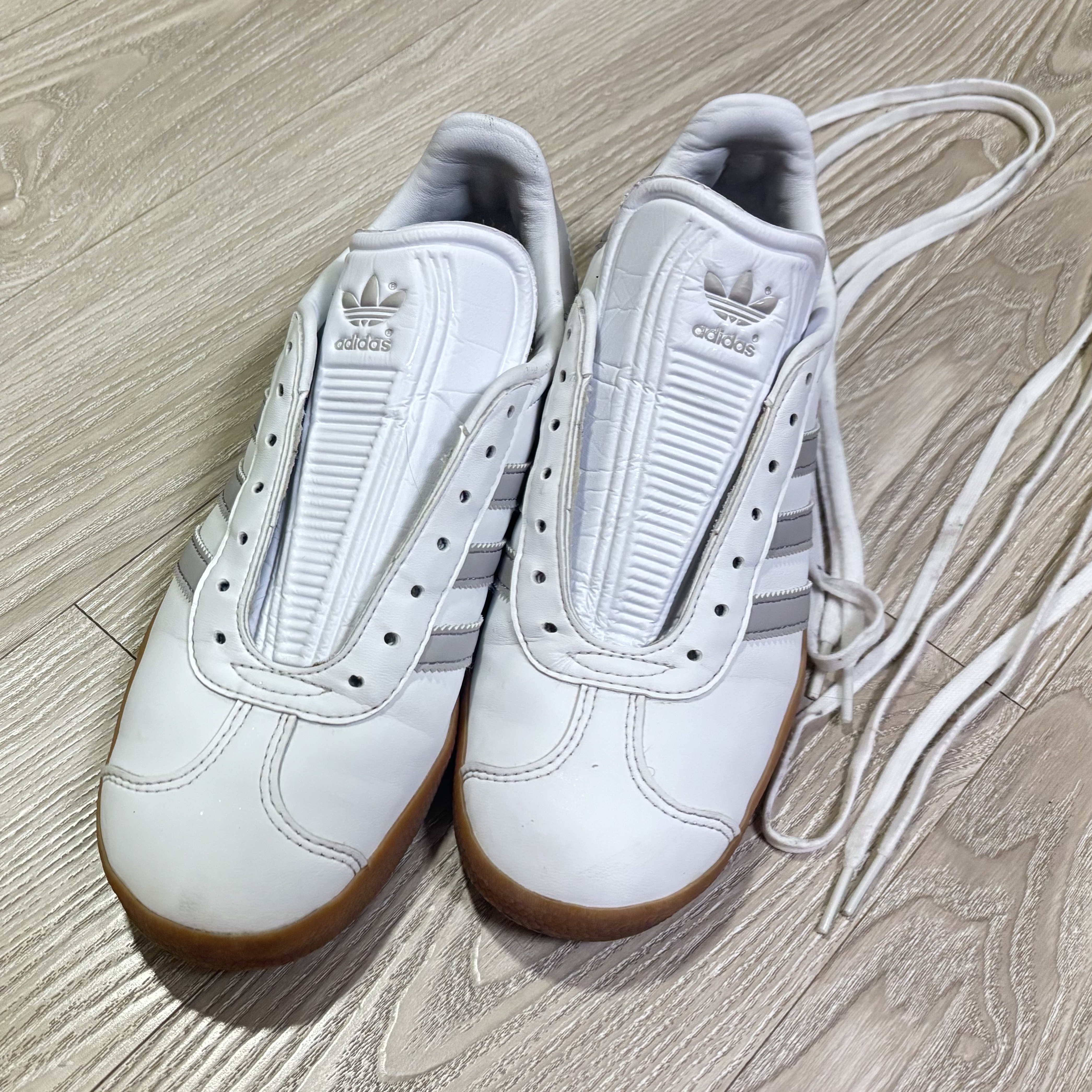 Adidas Gazelle White Grey 착용 스타일 - 1