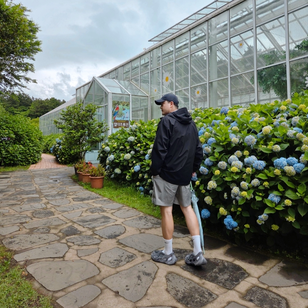 Arc'teryx Beta Jacket Black, IAB Studio Woven Shorts Gray 착용 스타일 - 3