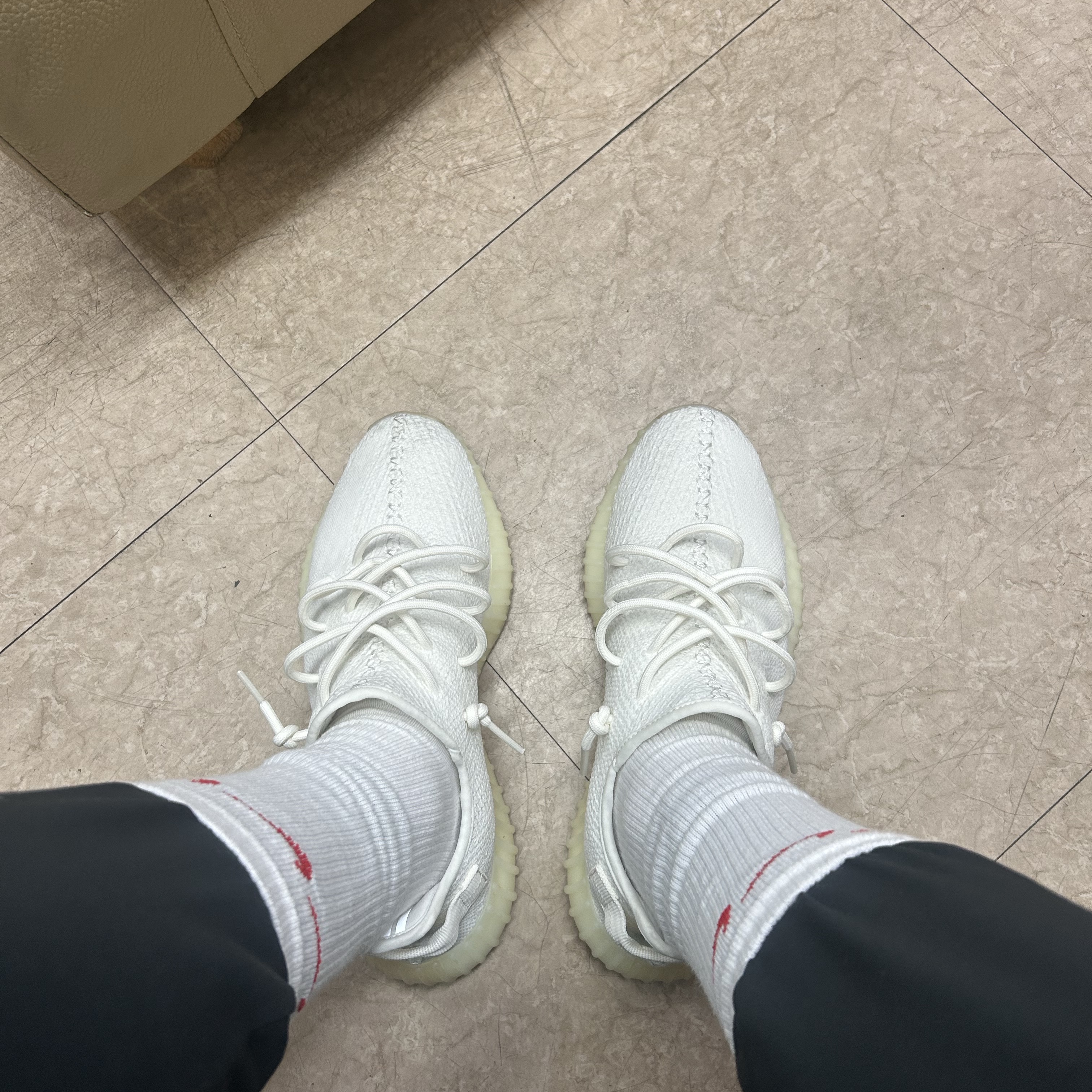 Adidas Yeezy Boost 350 V2 Cream/Triple White 착용 스타일