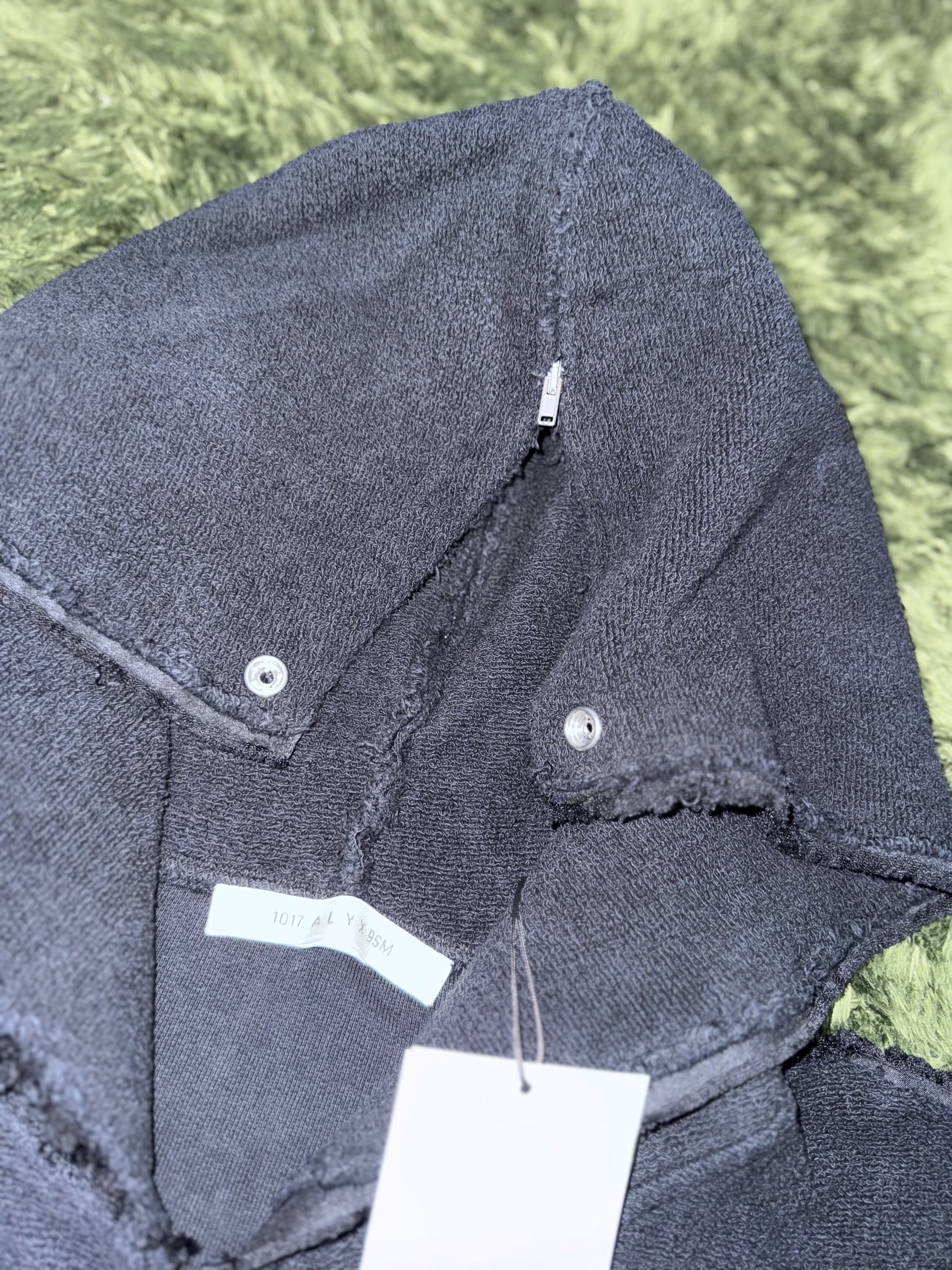 1017 Alyx 9SM Inside Out Bomber Jacket Black 착용 스타일 - 4