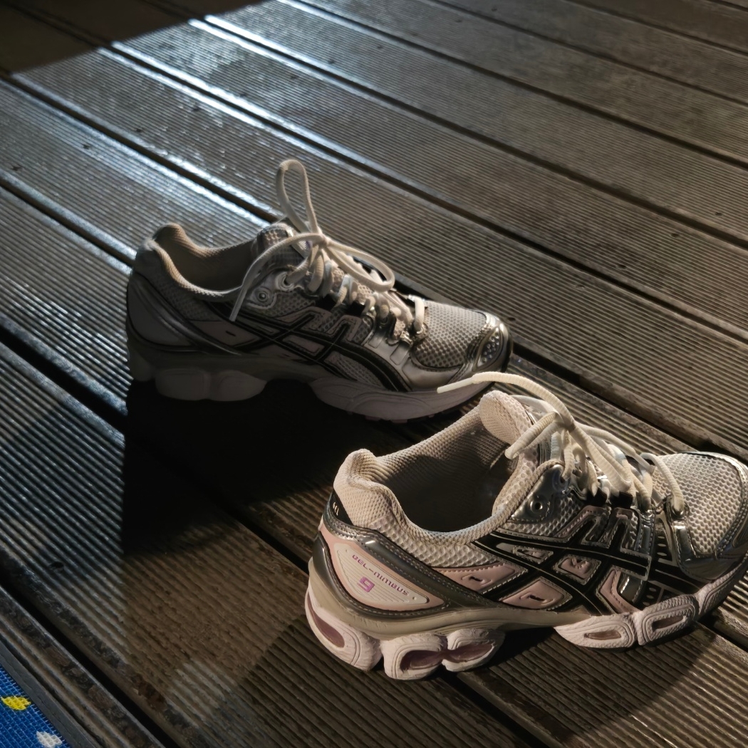 (W) Asics Gel-Nimbus 9 White Black 착용 스타일 - 2