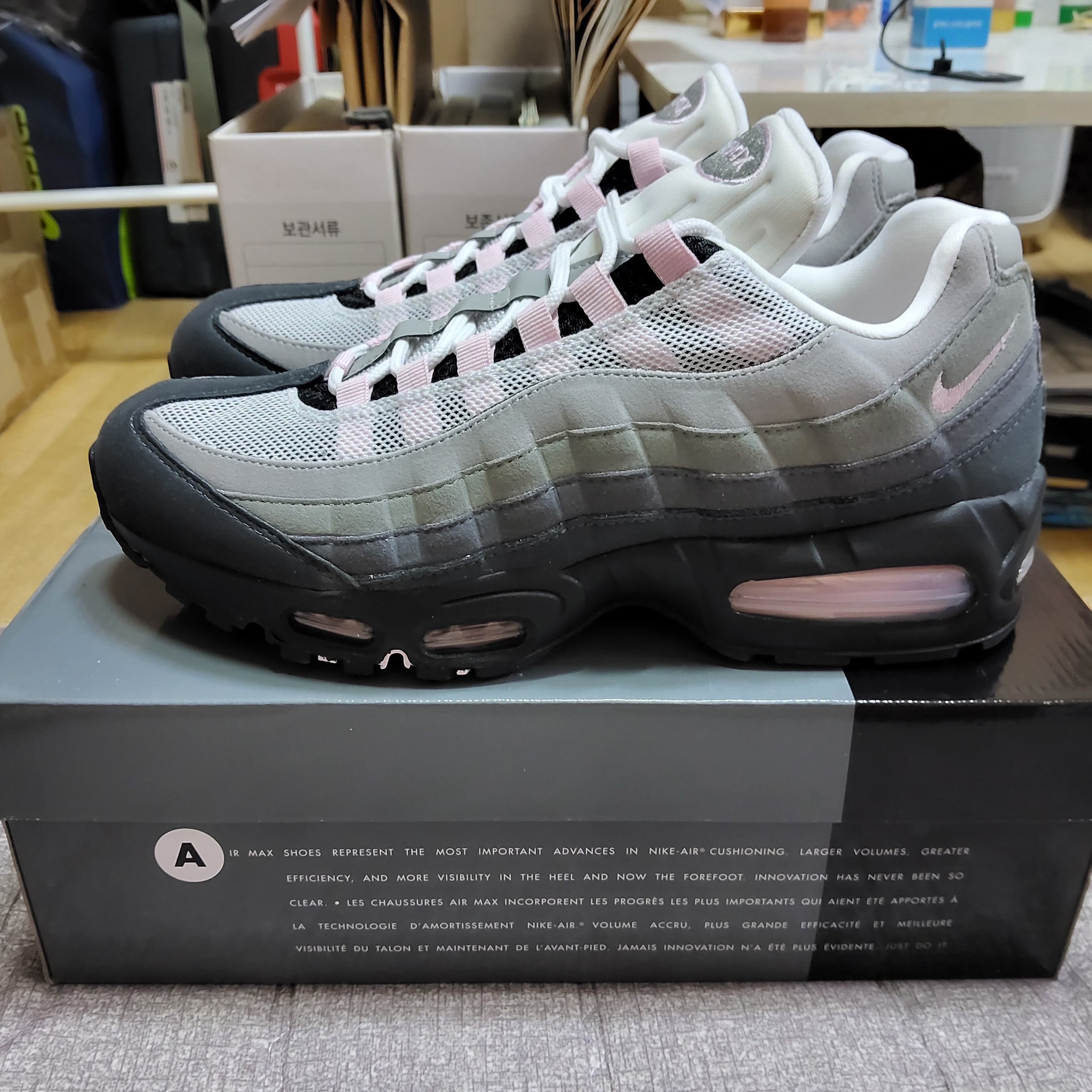 (W) Nike Air Max 95 Pink Foam 착용 스타일 - 1