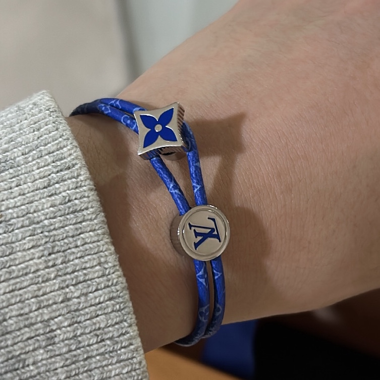 Louis Vuitton Catch It Bracelet Monogram Eclipse Silver 착용 스타일 - 2
