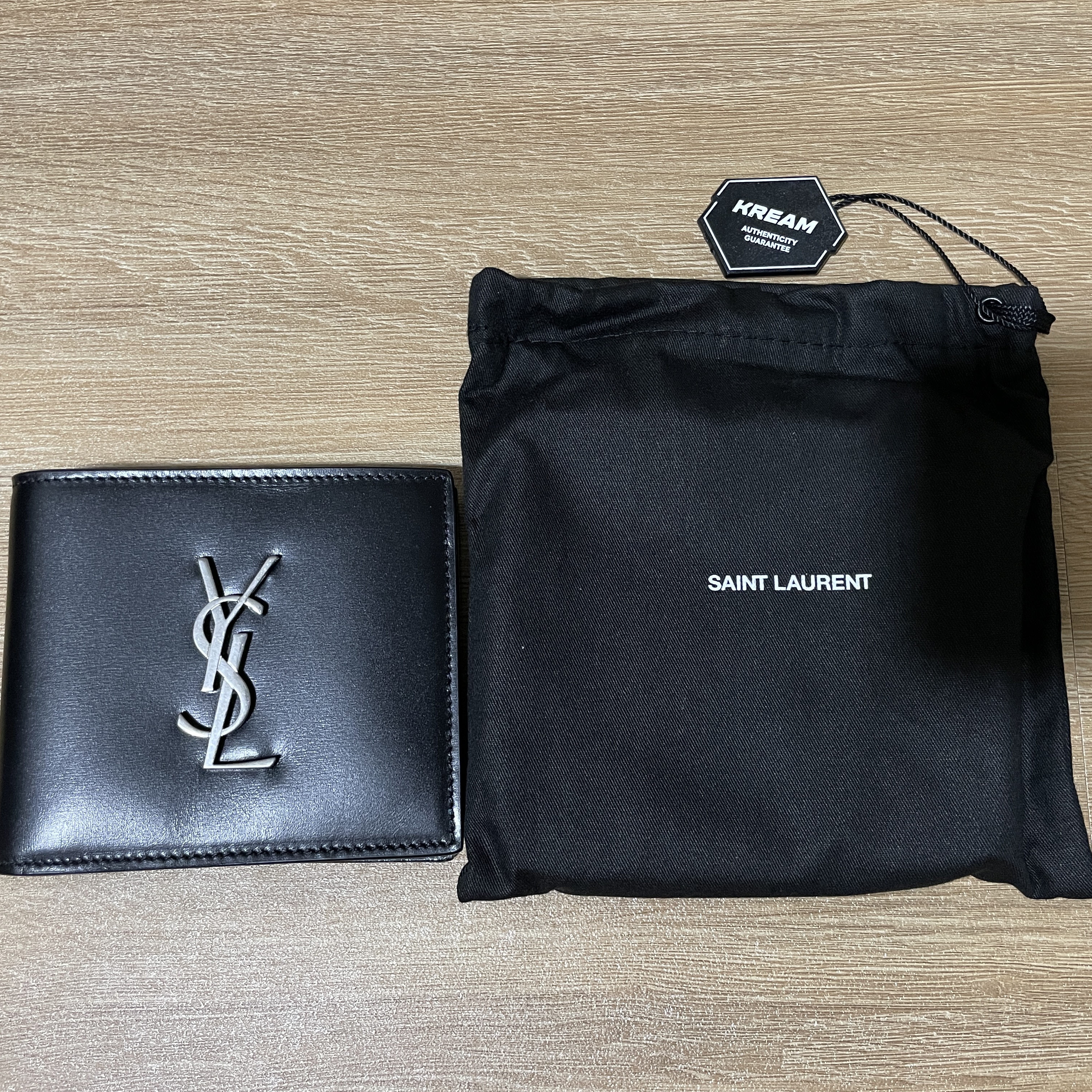 Saint Laurent East/West Wallet in Smooth Leather Black 착용 스타일
