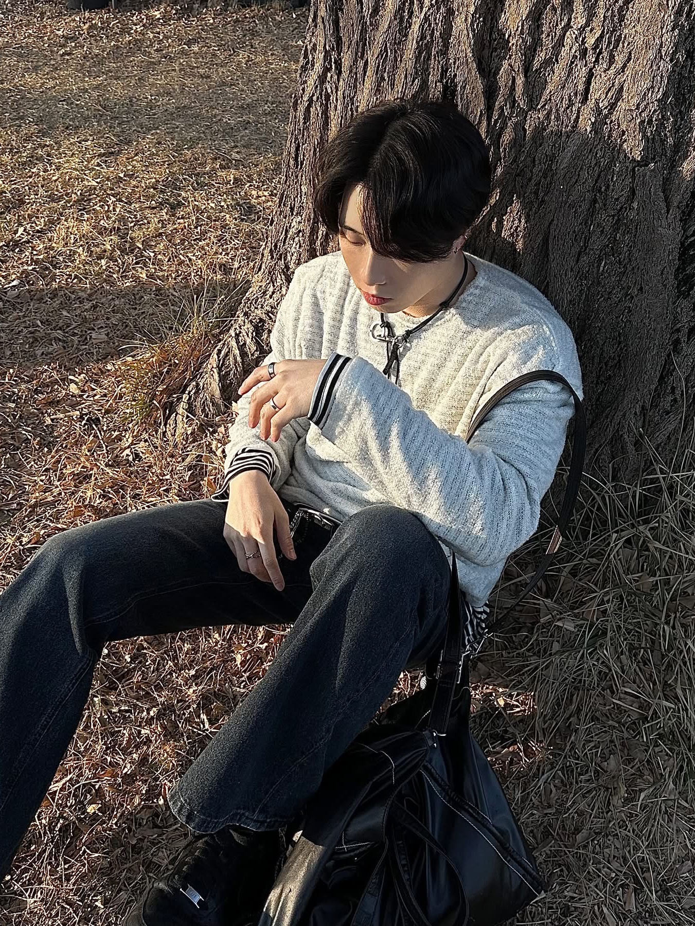Matin Kim Big Coating Tote Bag Black, Our Legacy Ladon Leather Keychain Black 착용 스타일 - 1