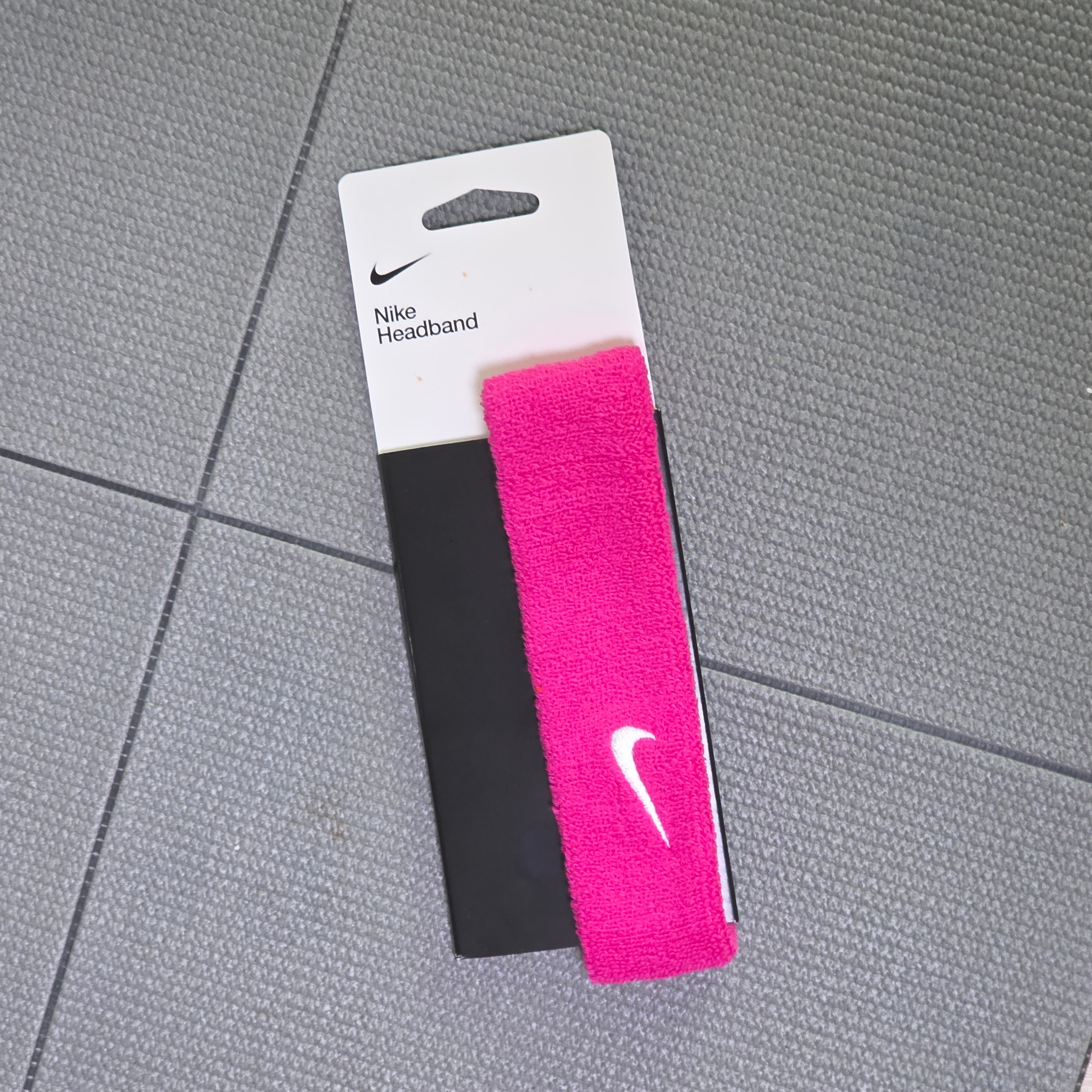 Vivienne Westwood Neysa Pearl Choker Silver, Nike Swoosh Headband Hyper Pink 착용 스타일 - 2