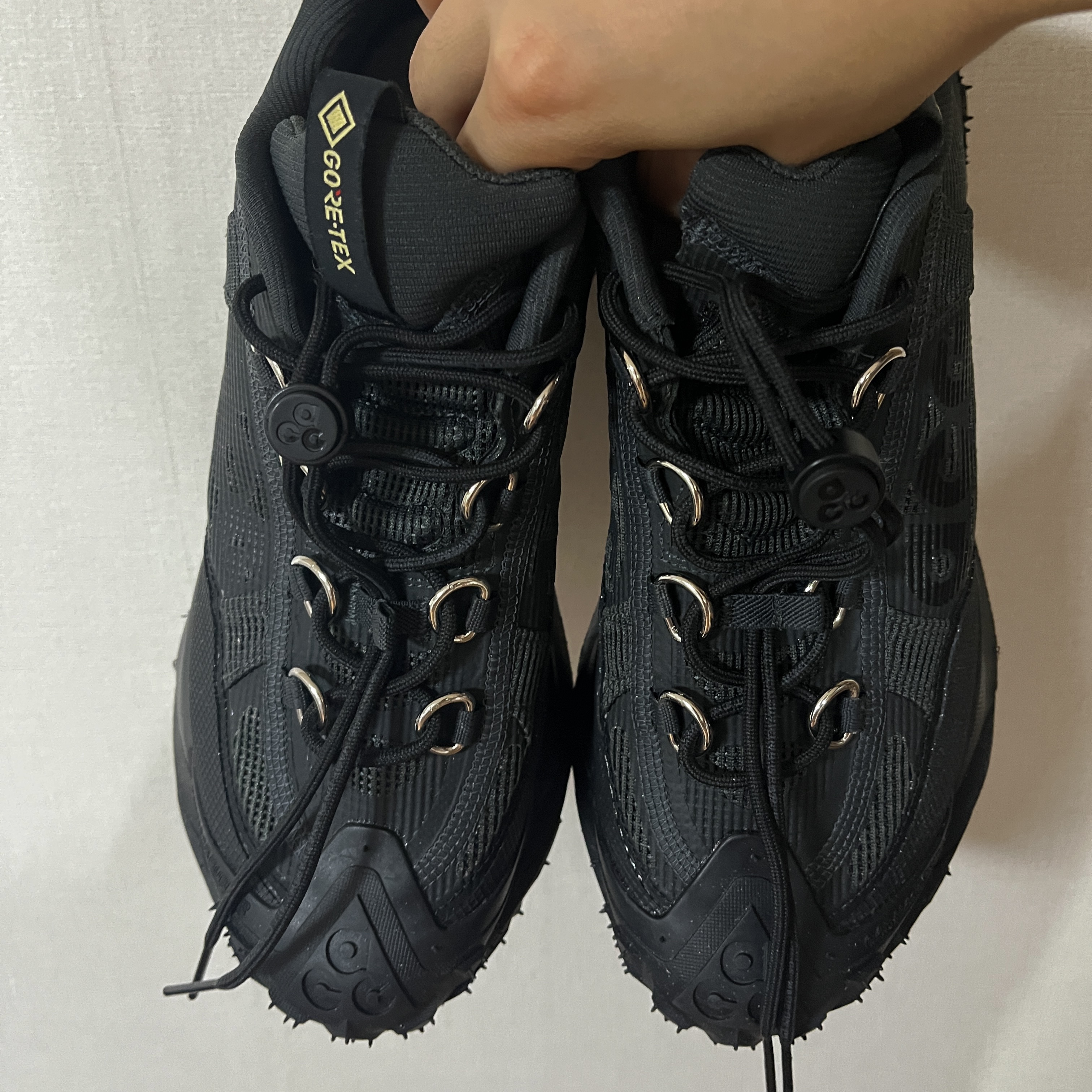 Nike ACG Mountain Fly 2 Low Gore-Tex Black and Dark Smoke Grey 착용 스타일