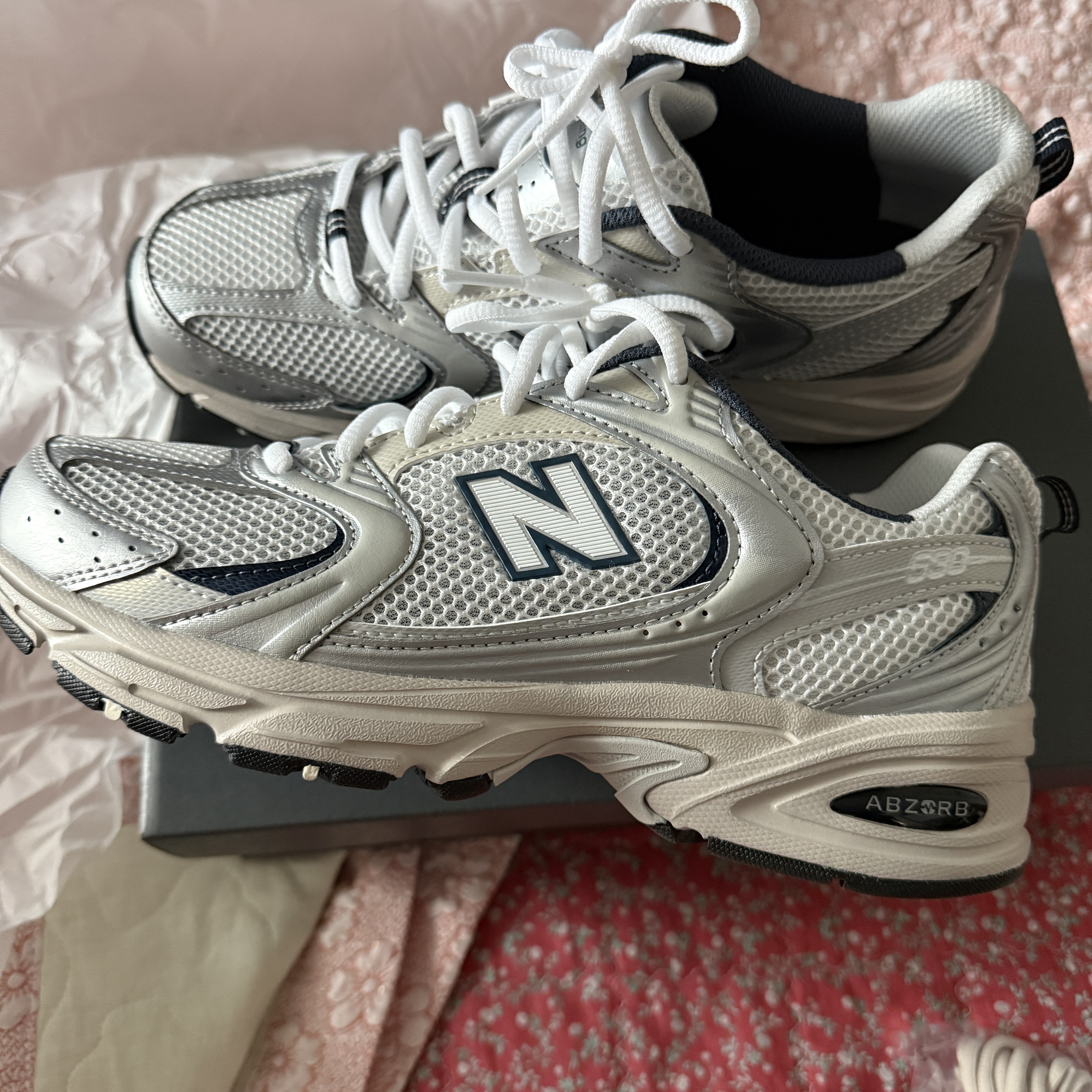 New Balance 530 Steel Grey 착용 스타일 - 3