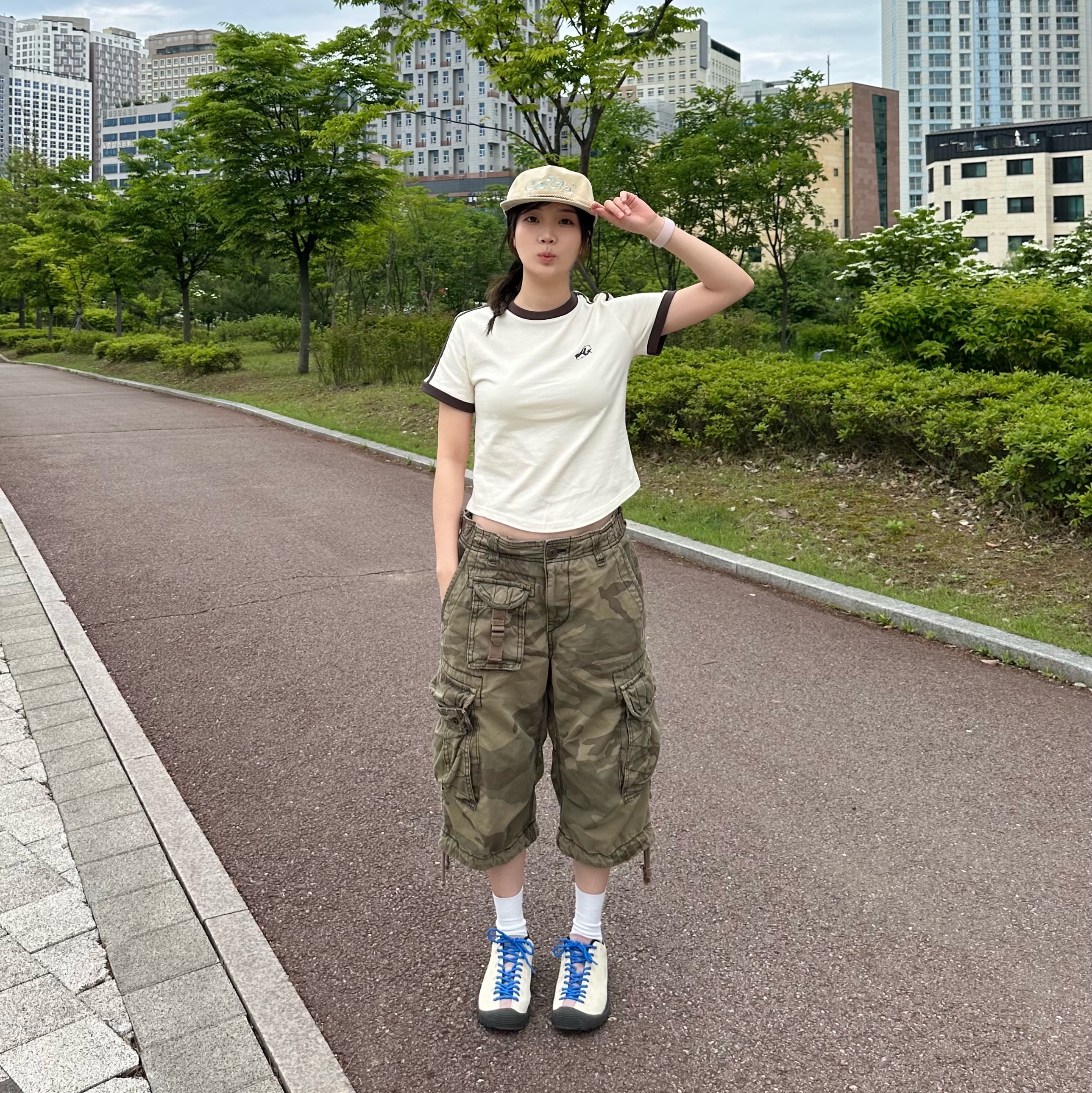 (W) Keen Jasper Suede Sneakers Birch Fawn 착용 스타일 - 1