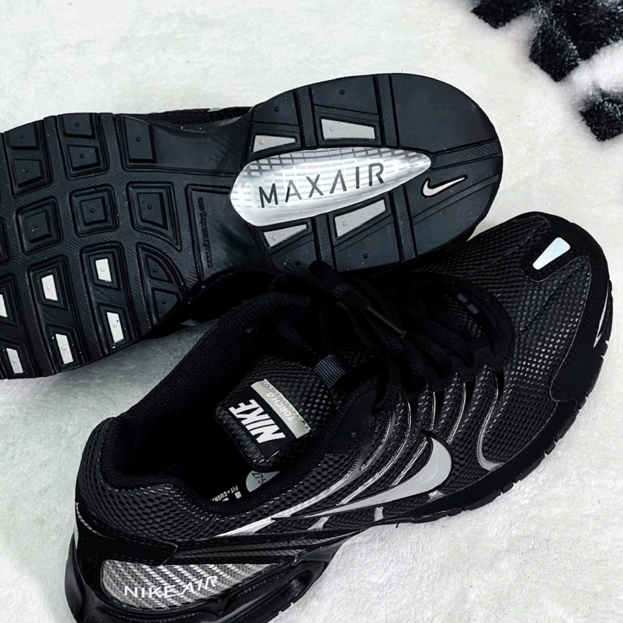 Nike Air Max Torch 4 Anthracite Metallic Silver 착용 스타일 - 2