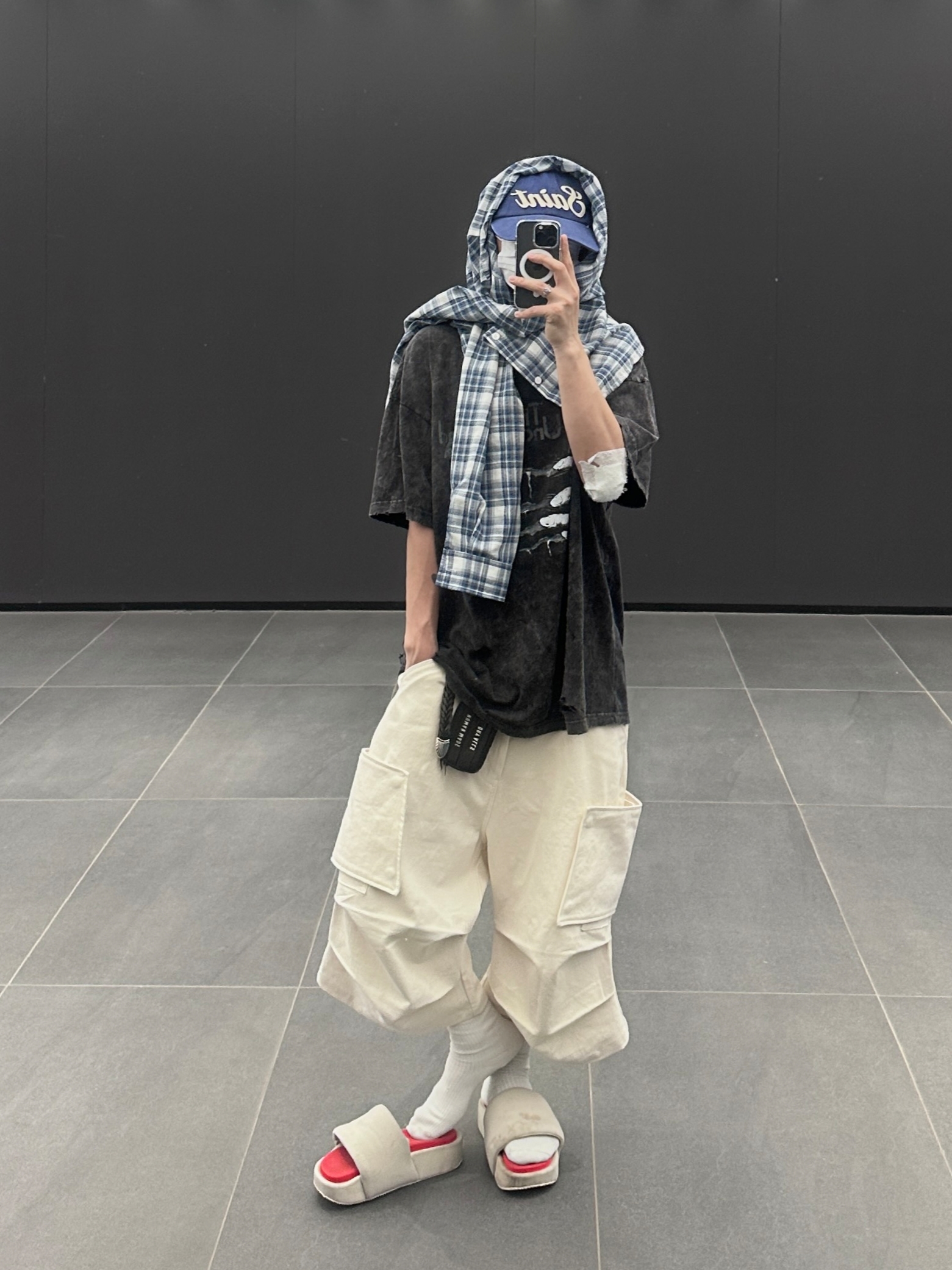 ROARINGRAD 25 Parachute Bermuda Pants Cream 착용 스타일
