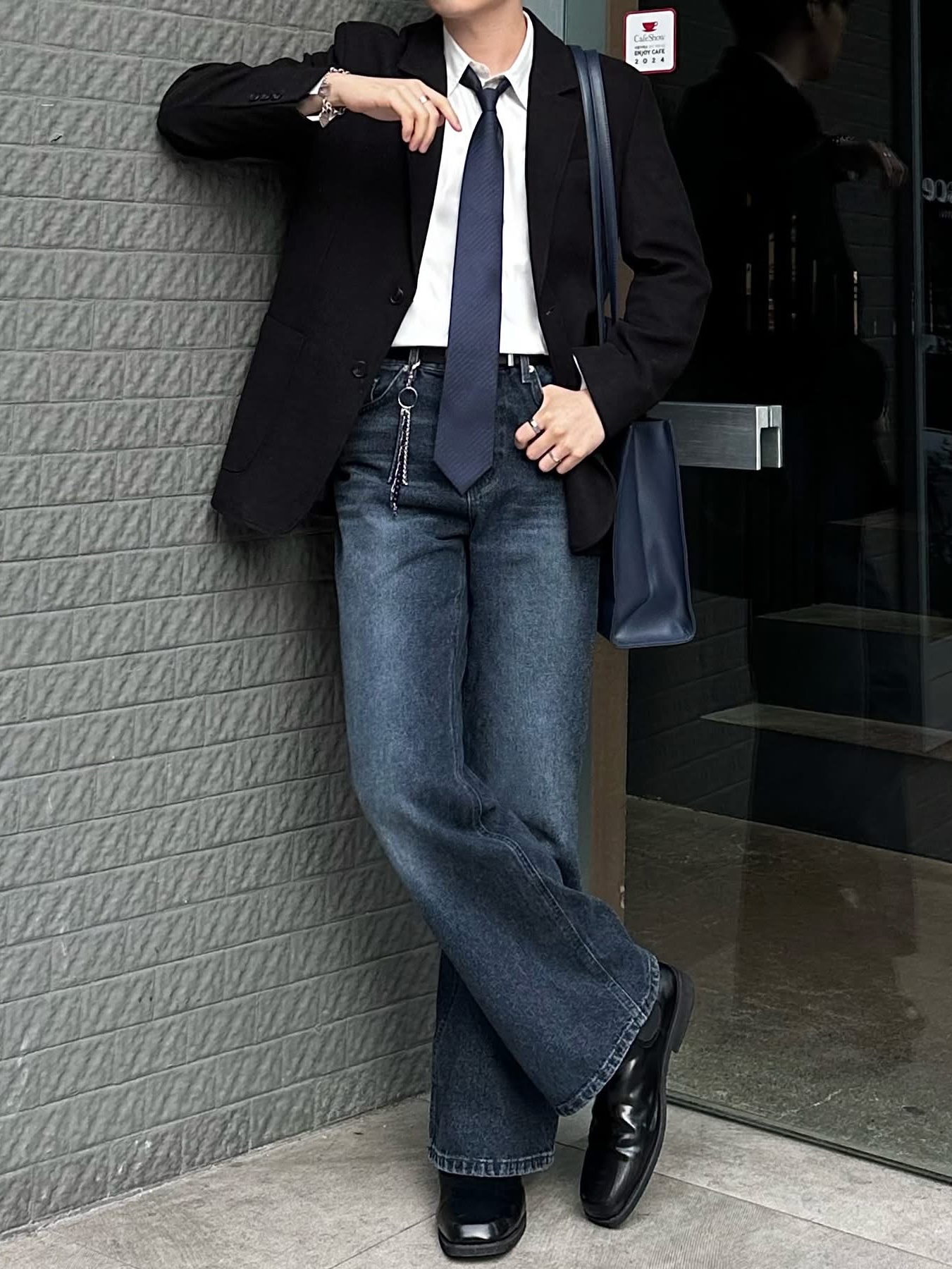 Telfar Medium Shopping Bag Navy 착용 스타일 - 3