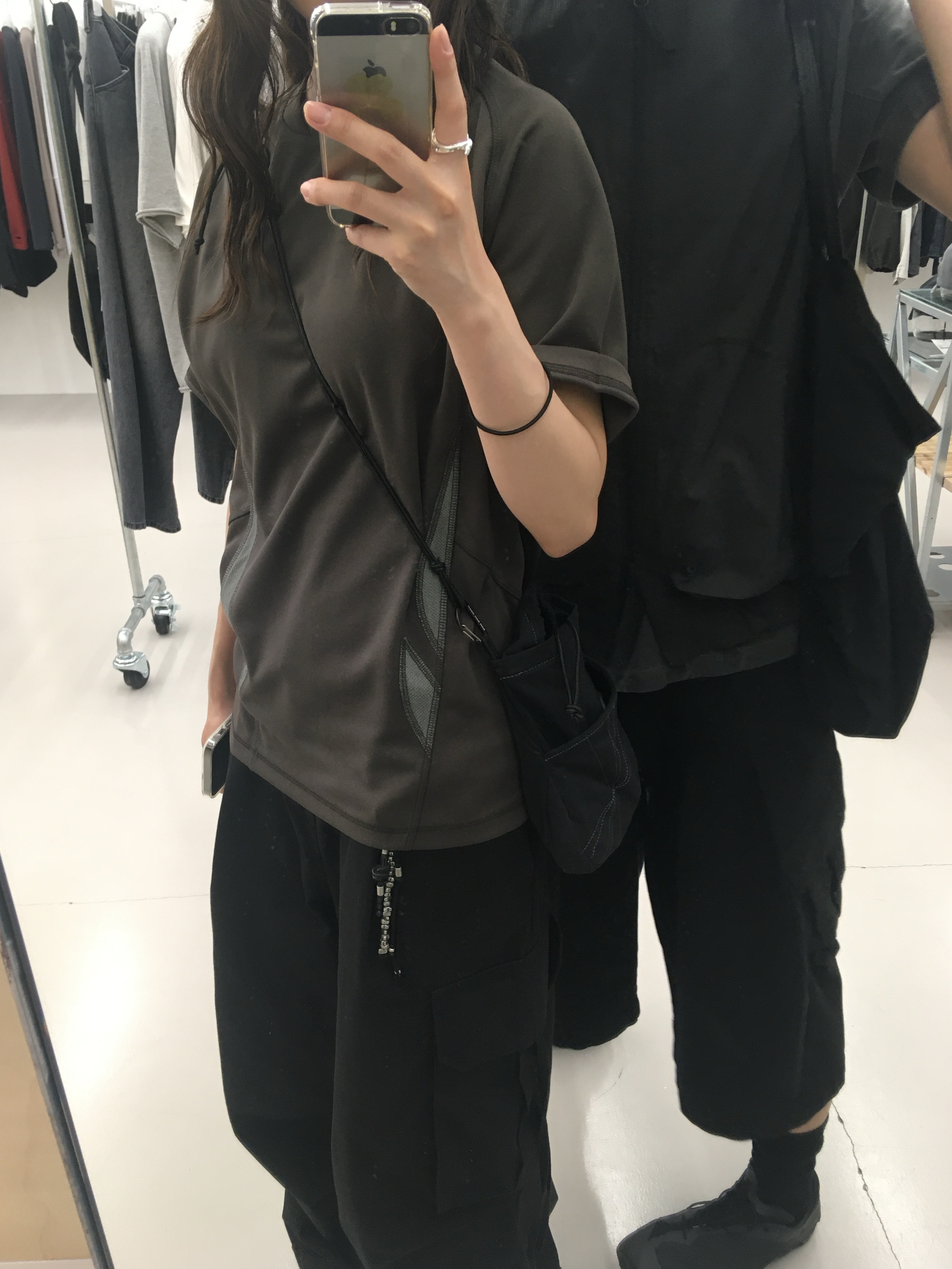 Sansan Gear Flowing Panel T-Shirt Mud Khaki, New Balance 410v5 Black - 2E Wide 착용 스타일 - 3