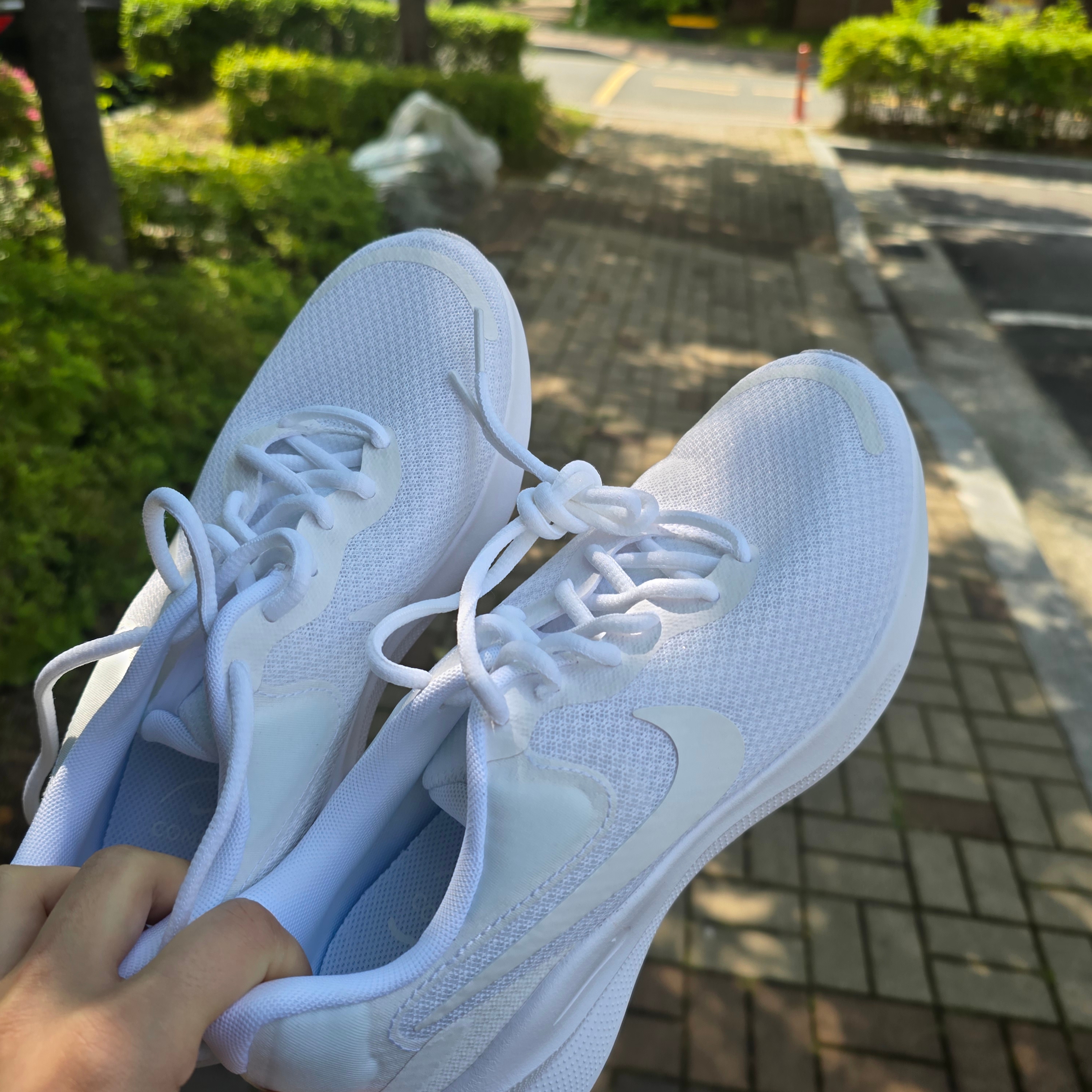 (W) Nike Revolution 7 White 착용 스타일 - 1