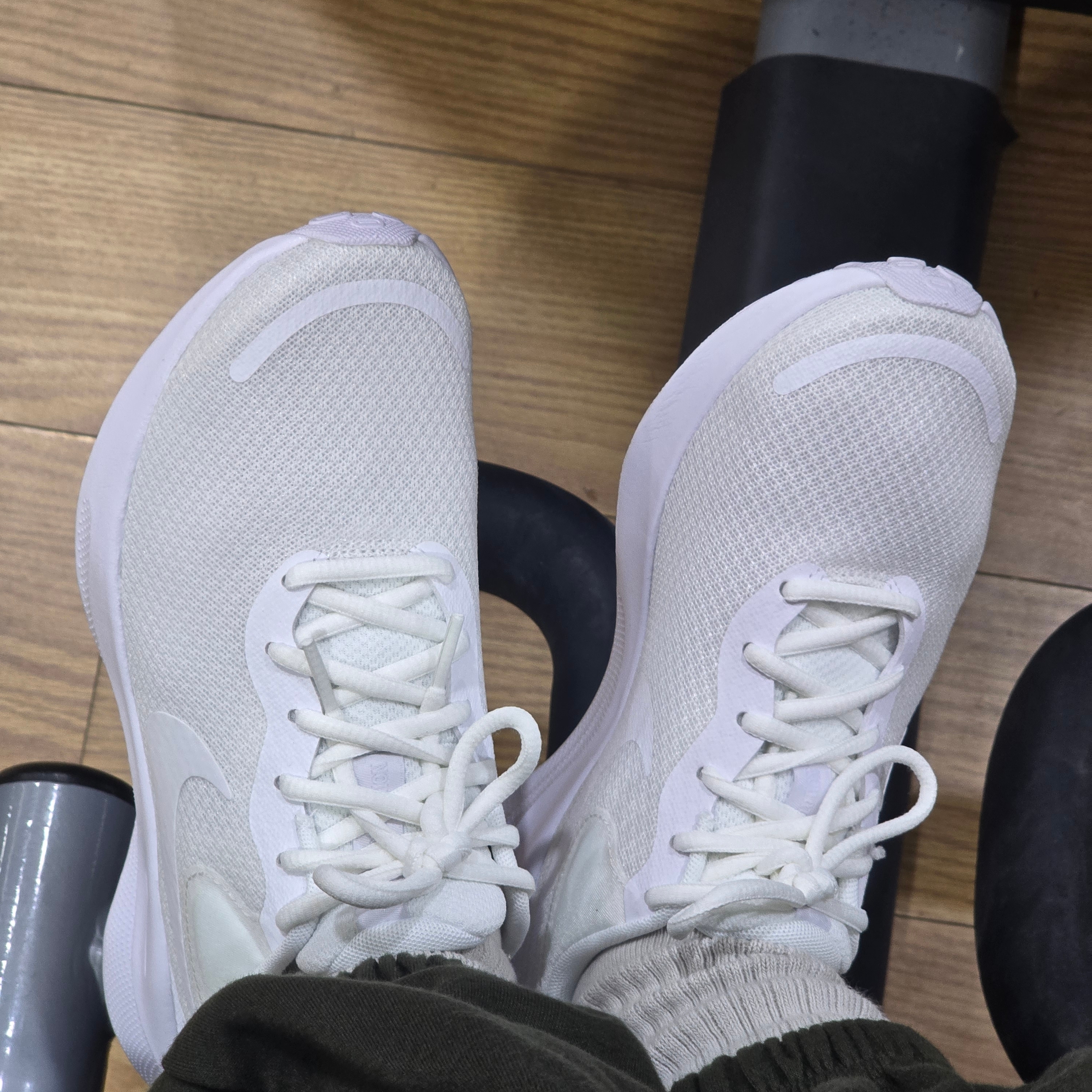 (W) Nike Revolution 7 White 착용 스타일 - 2