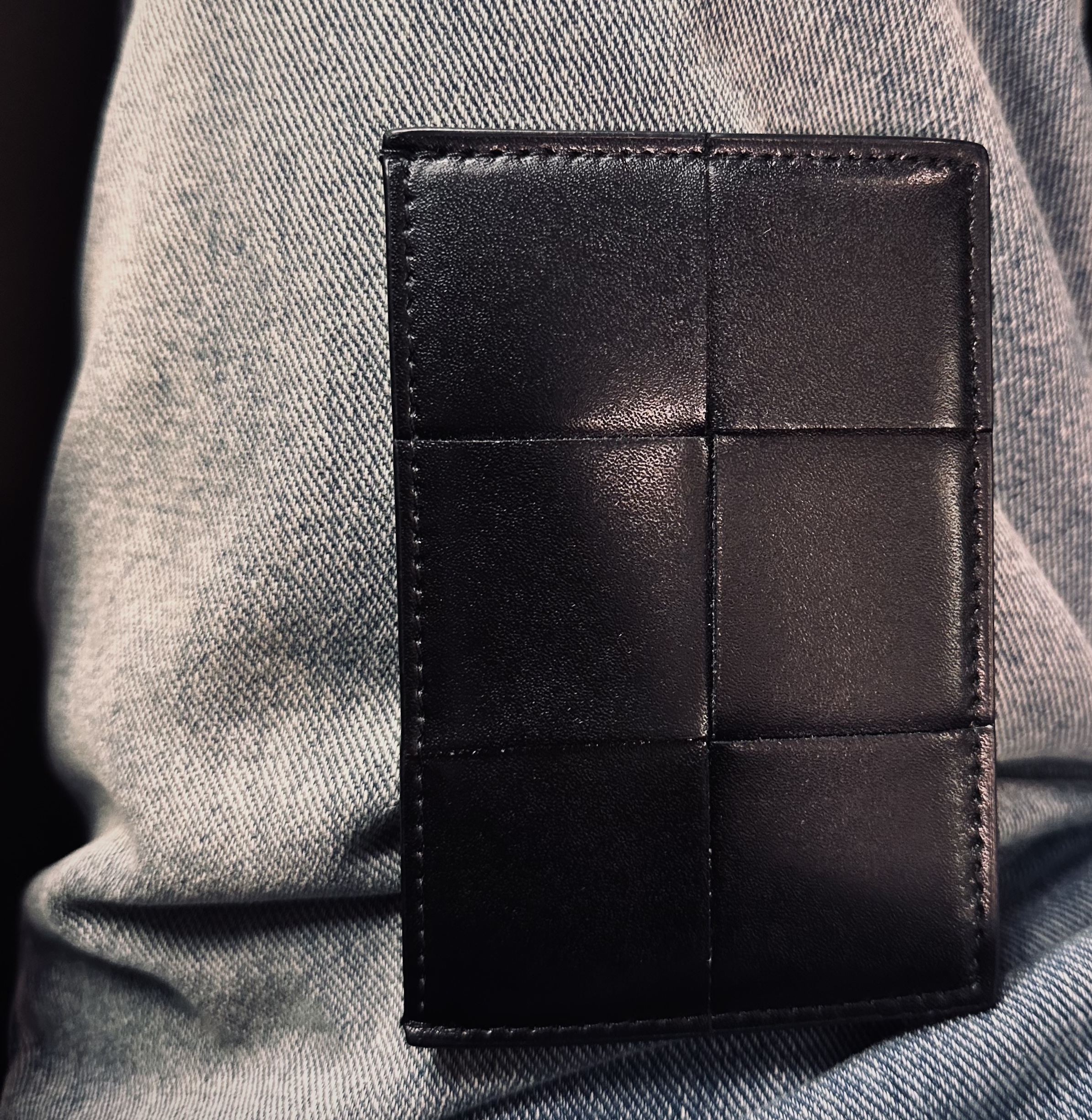 Bottega Veneta Credit Card Case Calfskin Black 착용 스타일 - 1