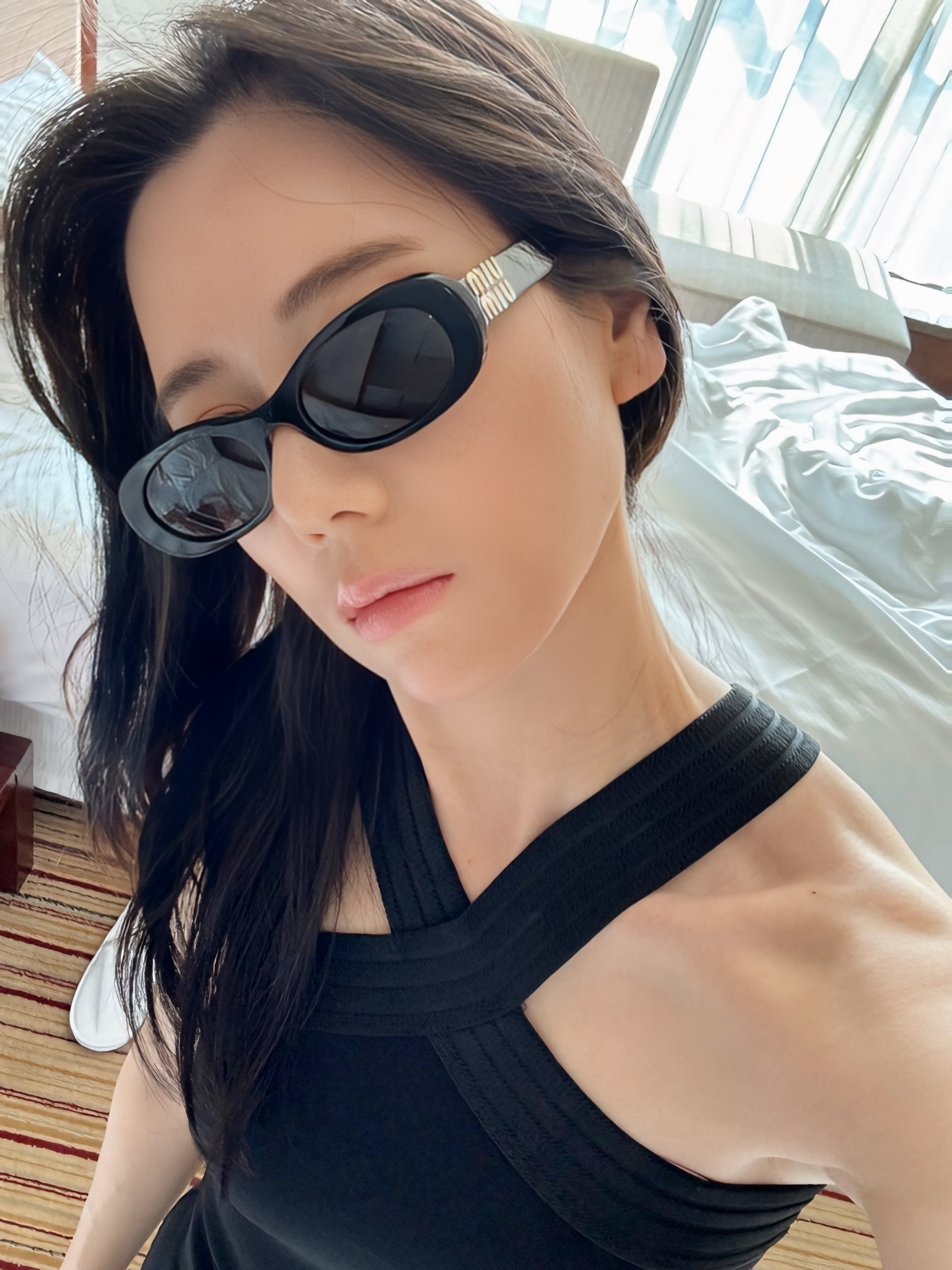 (W) Miu Miu Glimpse Sunglasses Slate Grey Lenses Black Acetate 착용 스타일