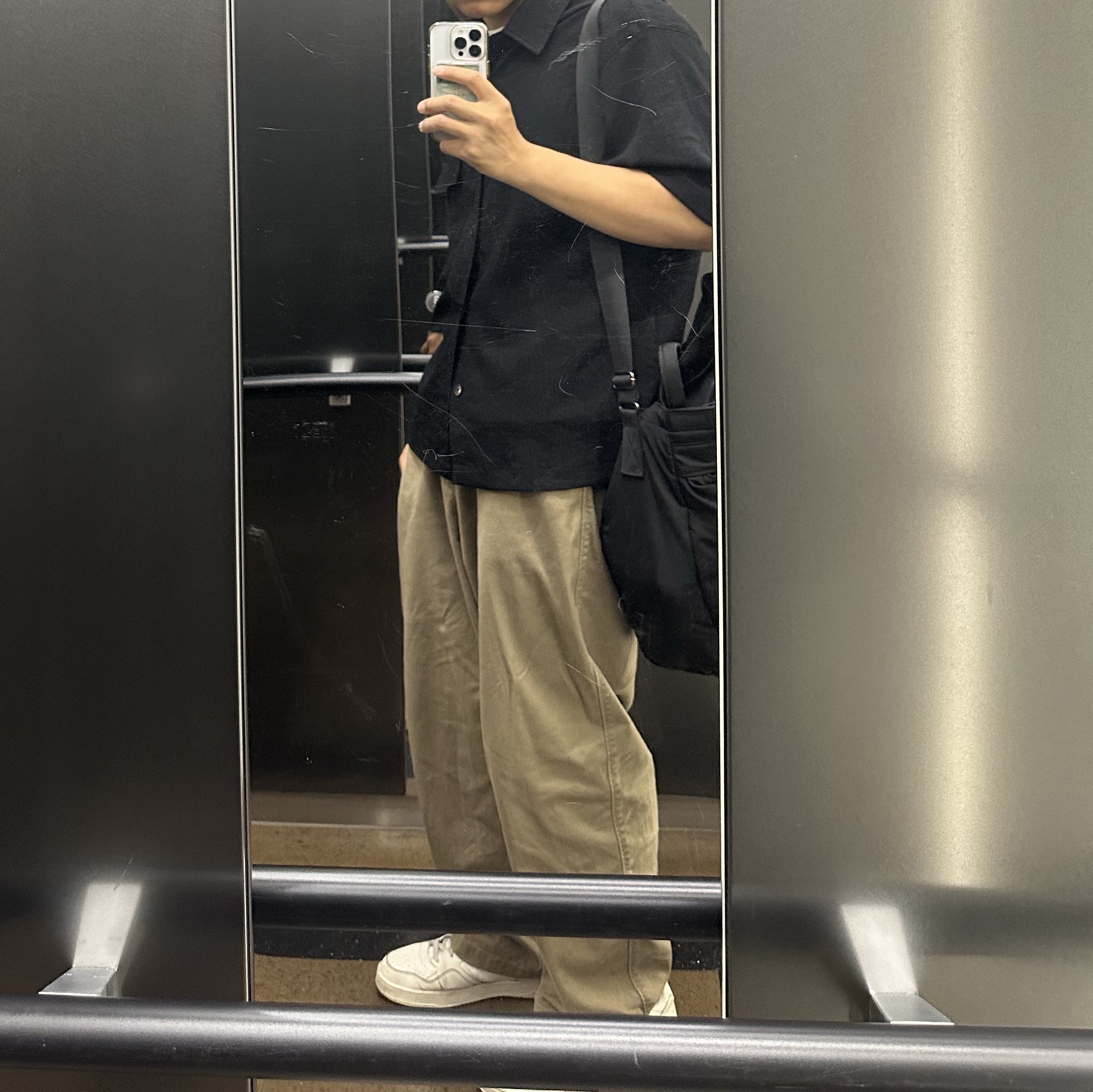 Uniqlo 2-Way Utility Bag Black 착용 스타일
