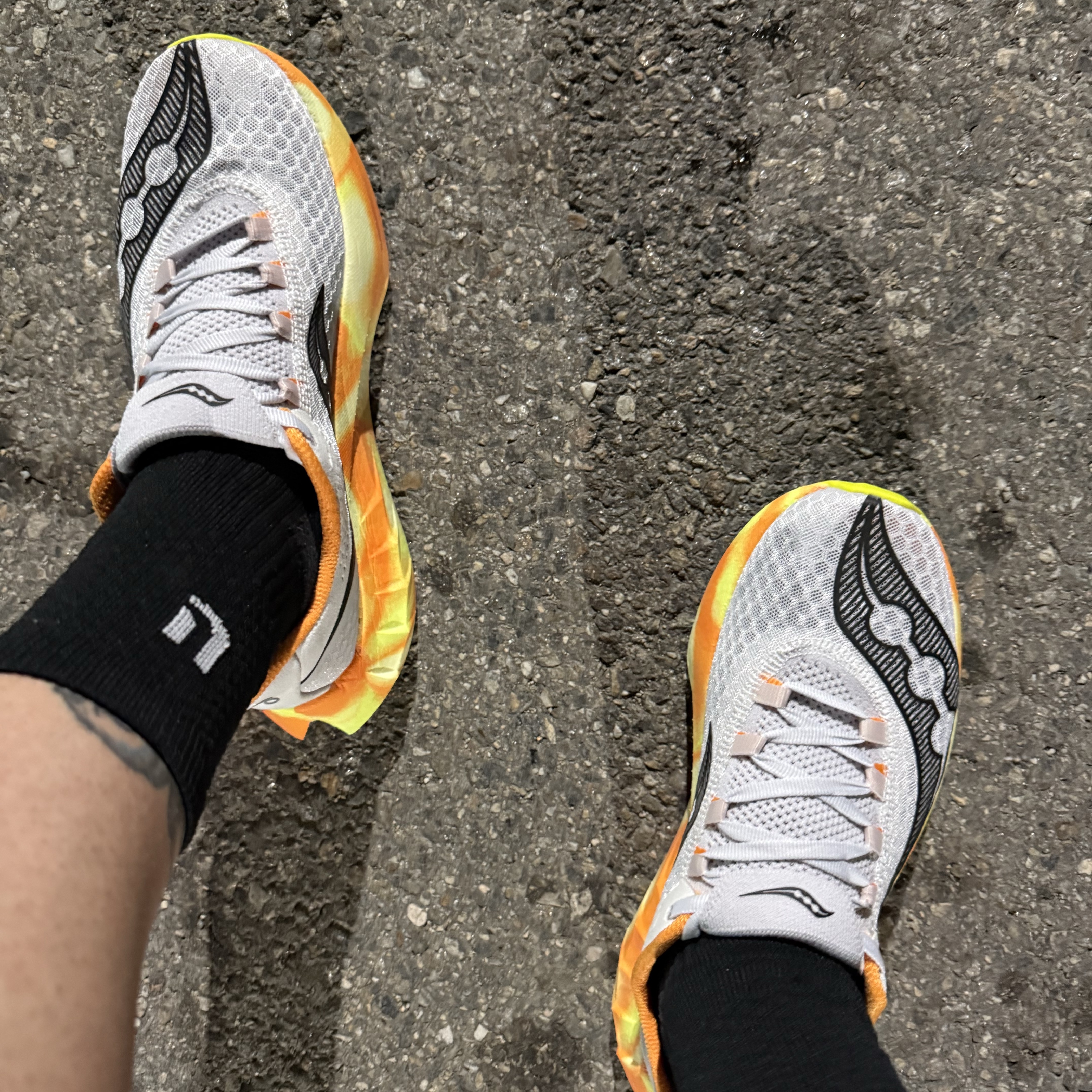Saucony Endorphin Pro 4 Fog Peel 착용 스타일 - 1