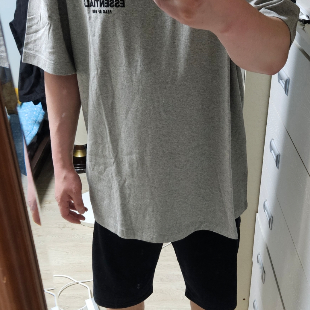 Essentials The Core Collection T-Shirt Dark Oatmeal 착용 스타일