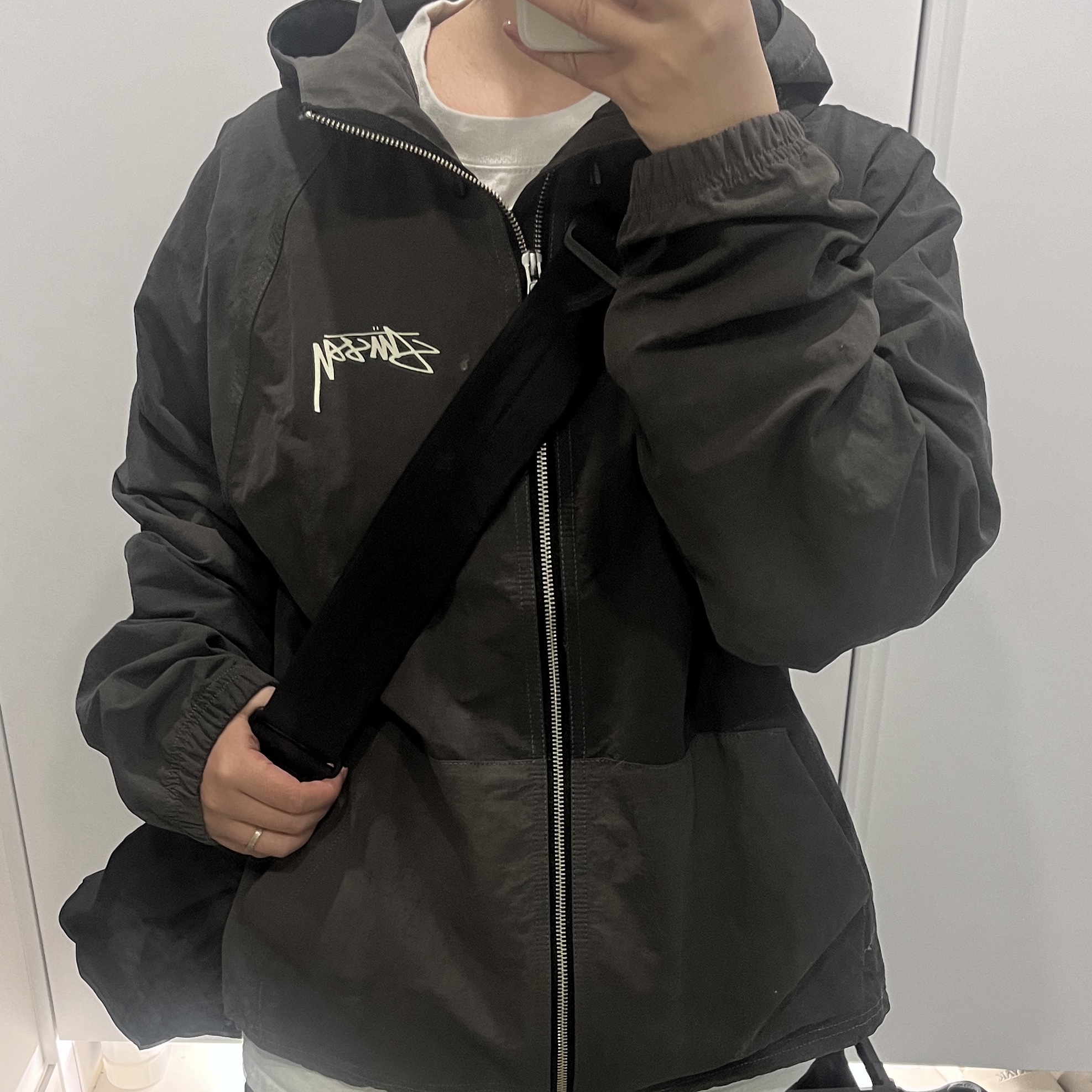 Stussy Wave Dye Beach Shell Jacket Black 착용 스타일