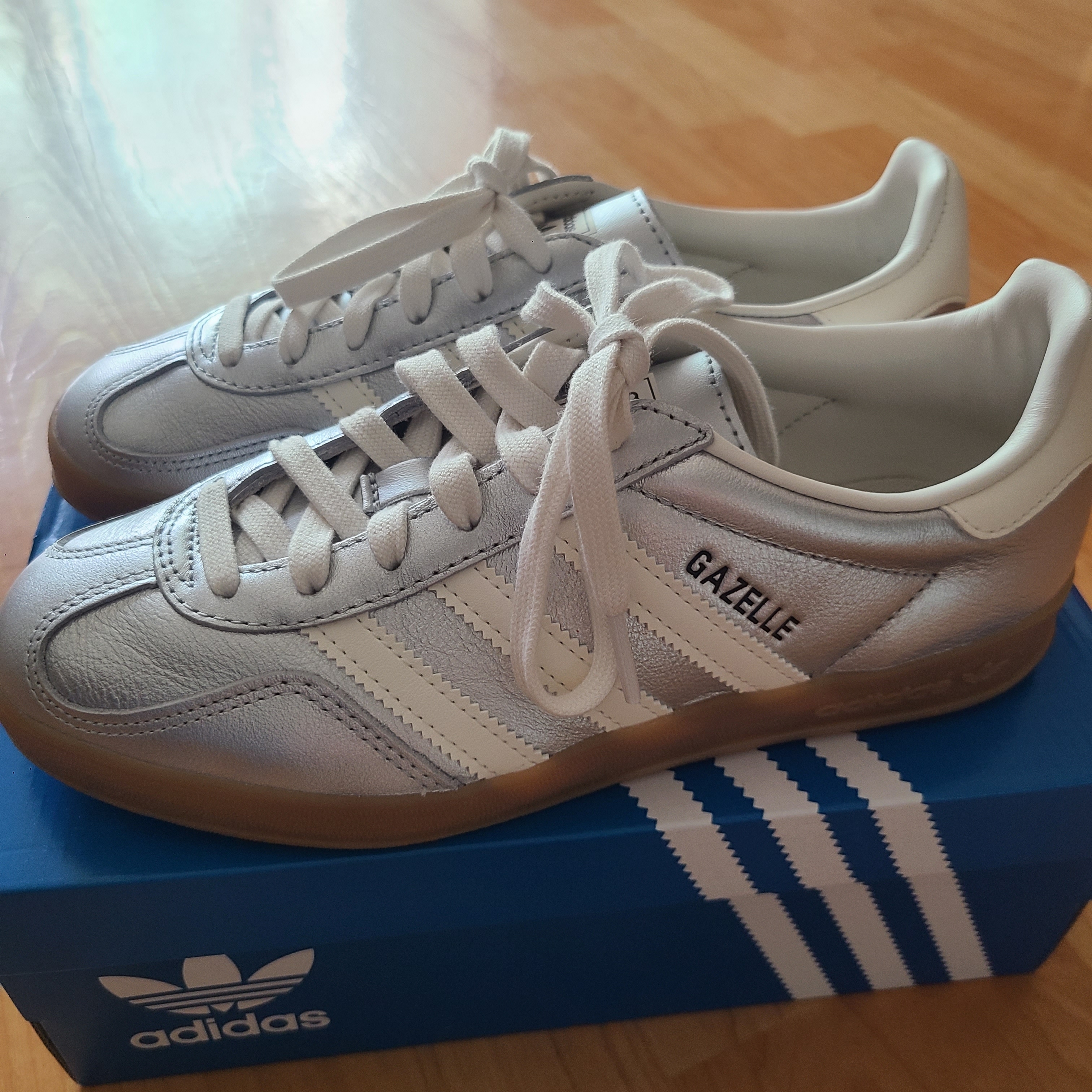 Adidas Gazelle Indoor Silver Metallic Core White 착용 스타일 - 1