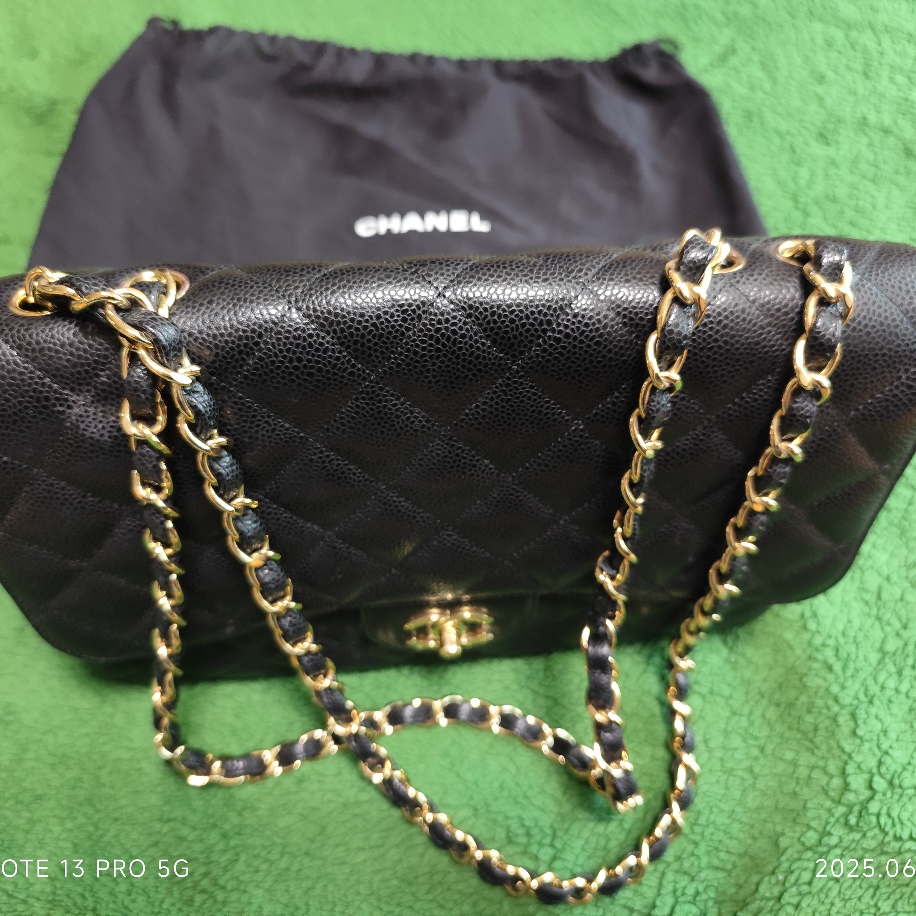 Chanel Classic 11.12 Handbag Grained Shiny Calfskin & Gold Dark Blue 착용 스타일 - 2