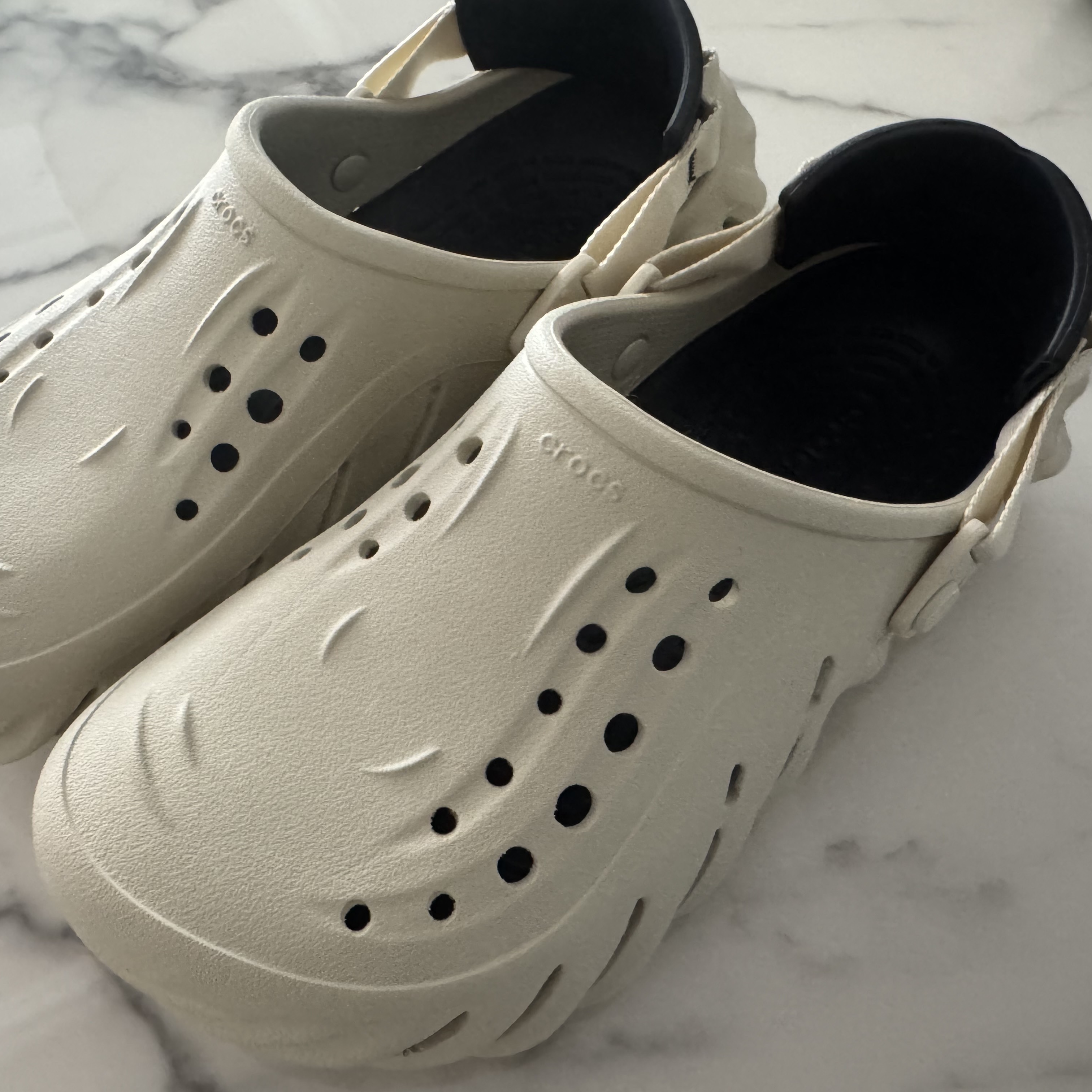 Crocs Echo Clog Bone Black 착용 스타일 - 1