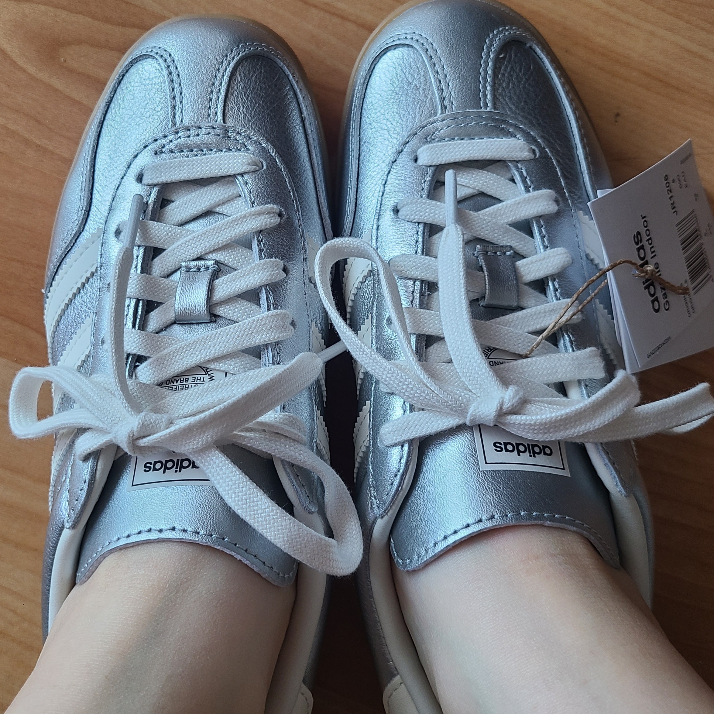 Adidas Gazelle Indoor Silver Metallic Core White 착용 스타일 - 2