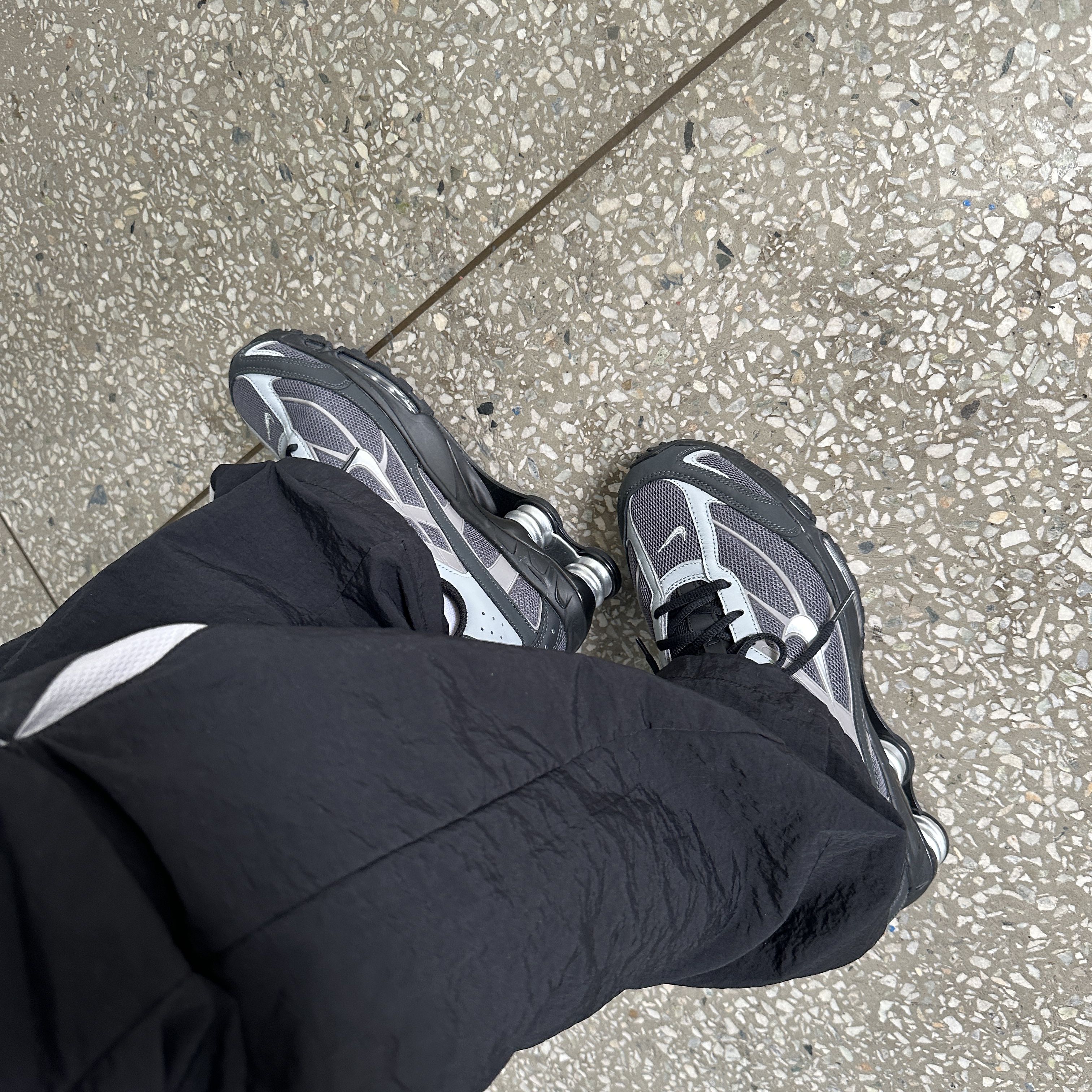 Nike Shox Ride 2 Light Graphite Anthracite 착용 스타일 - 2