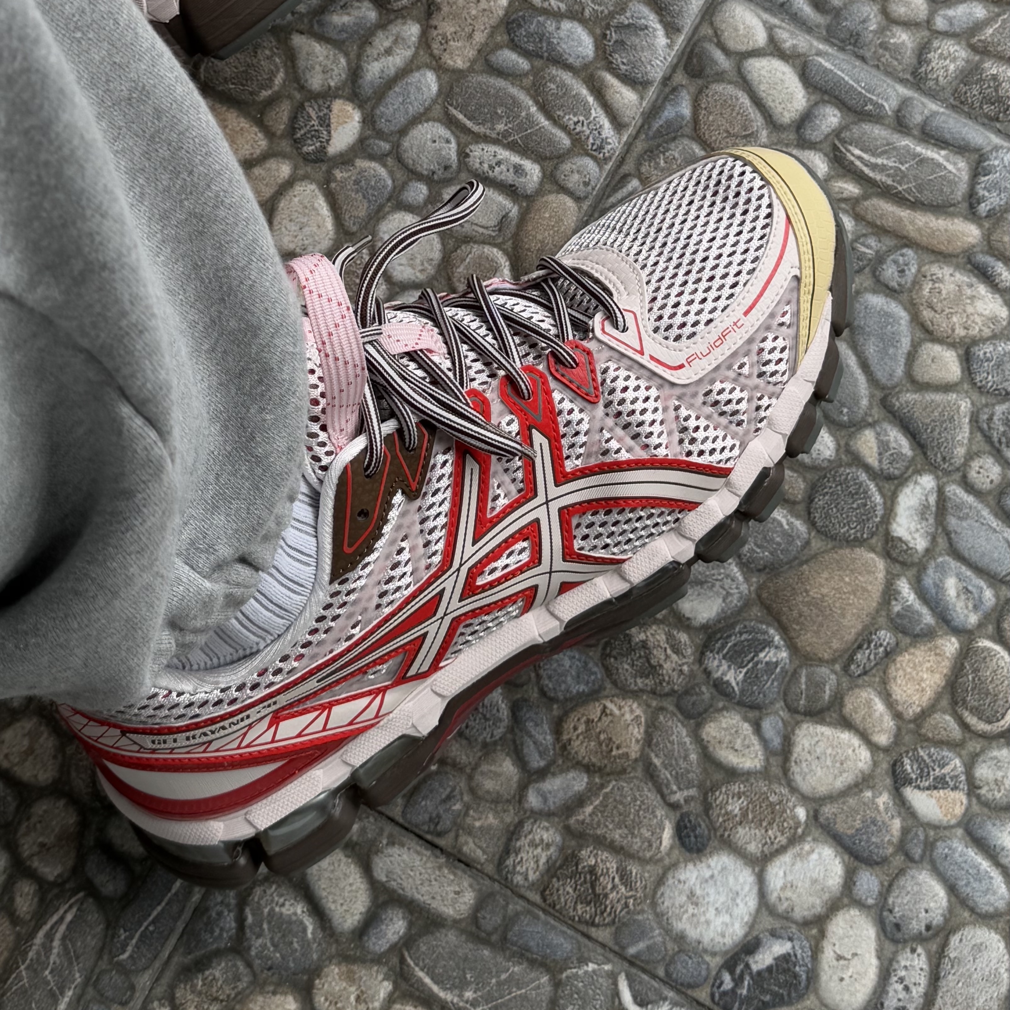 Asics UB9-S Gel-Kayano 20 Crystal Pink Classic Red 착용 스타일 - 2