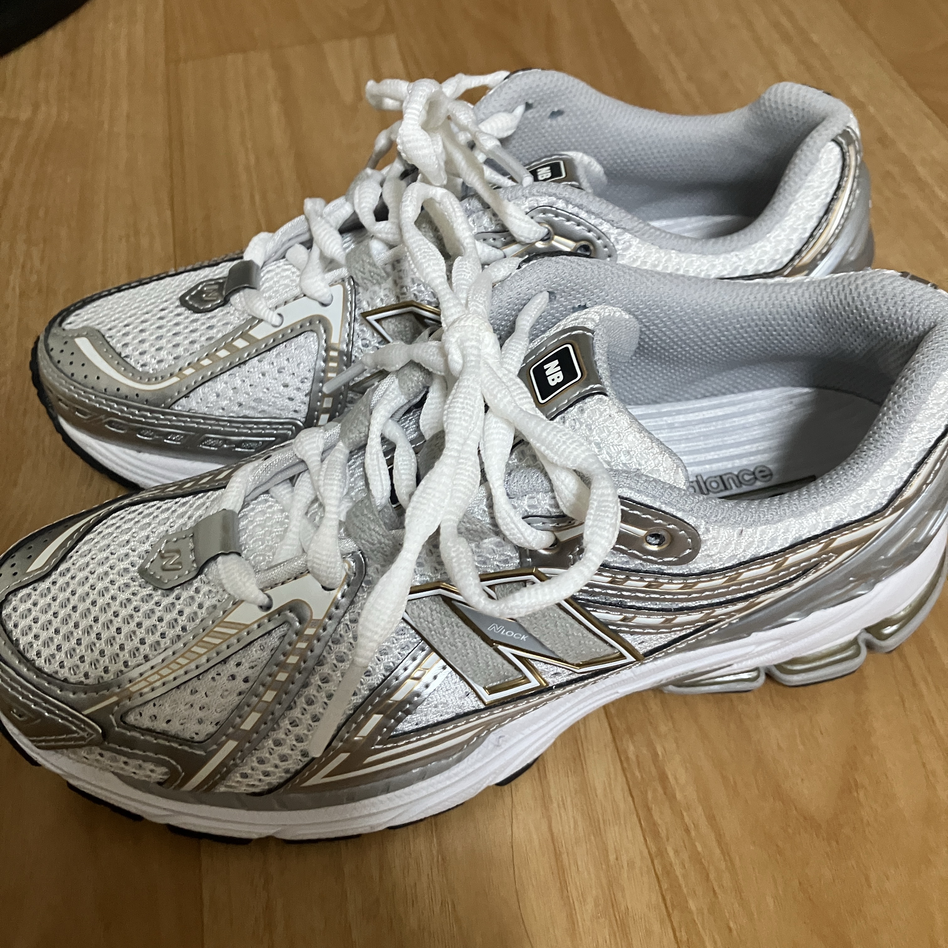 New Balance 1906R White Metallic Silver 착용 스타일