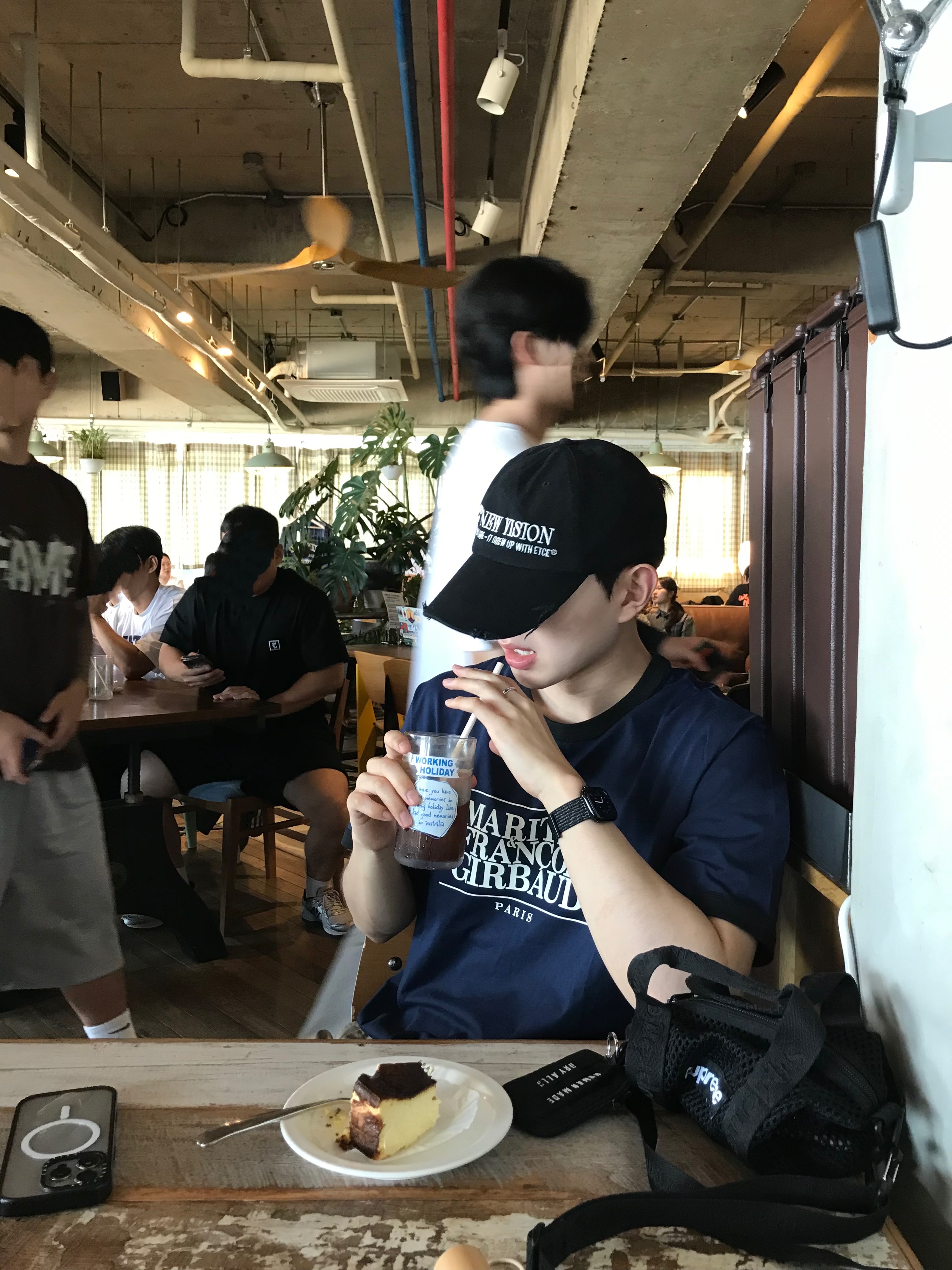 ETCE New Vision Destroyed Washed Cap Black, Supreme Mesh Mini Duffle Bag Black - 25SS 착용 스타일