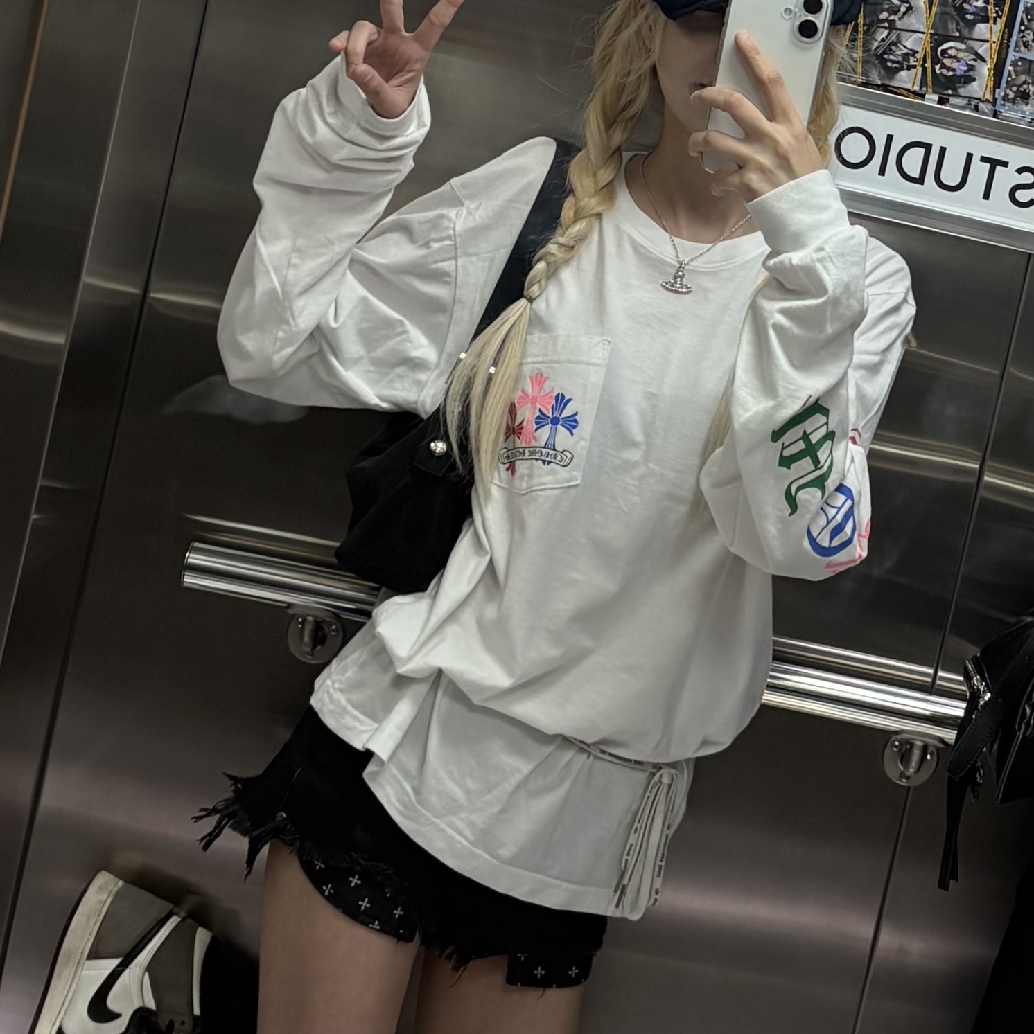 (GS) Jordan 1 Retro High OG Black Mocha, (W) SMFK Wildworld Rock High Waist Short Jeans Black 착용 스타일