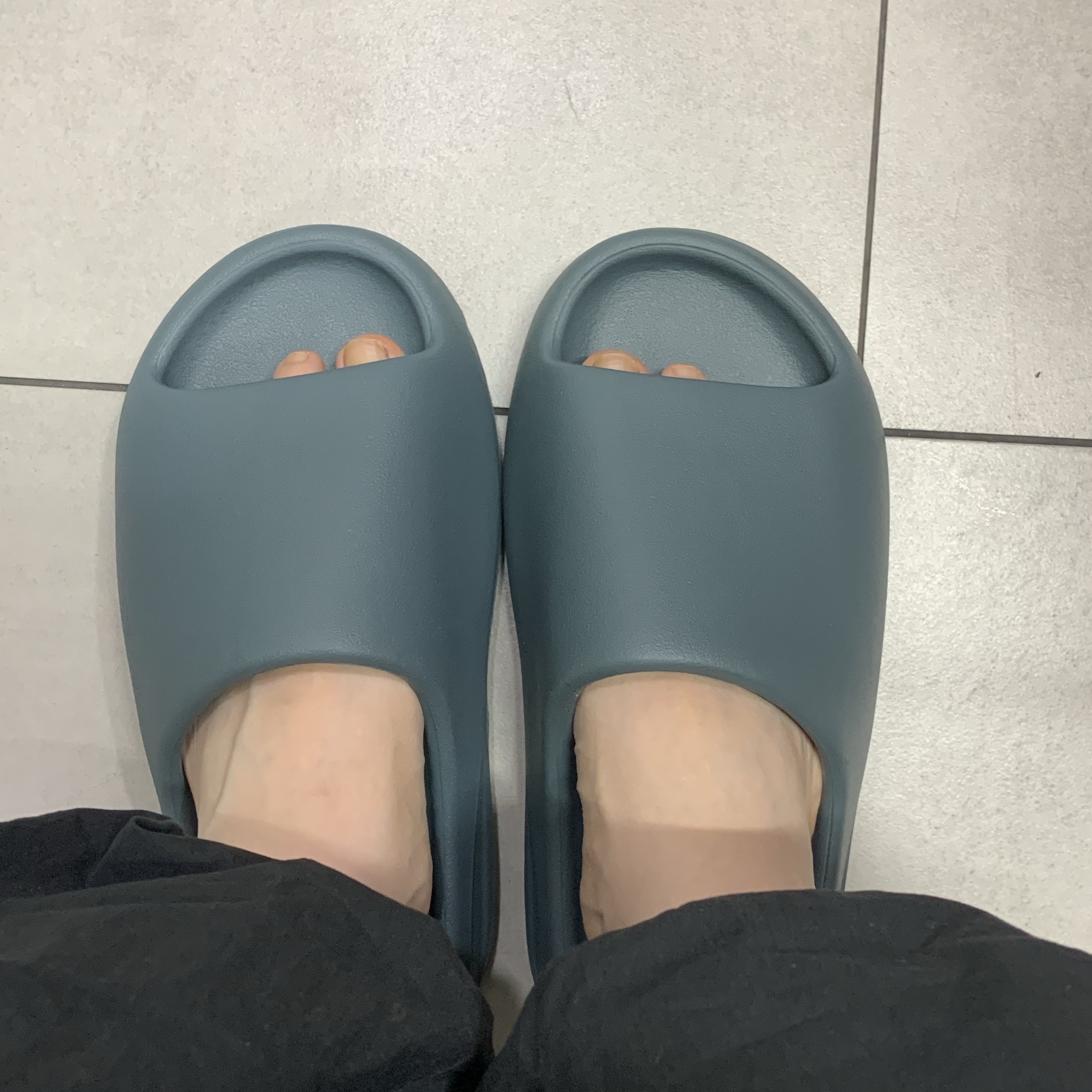 Adidas Yeezy Slide Slate Marine 착용 스타일