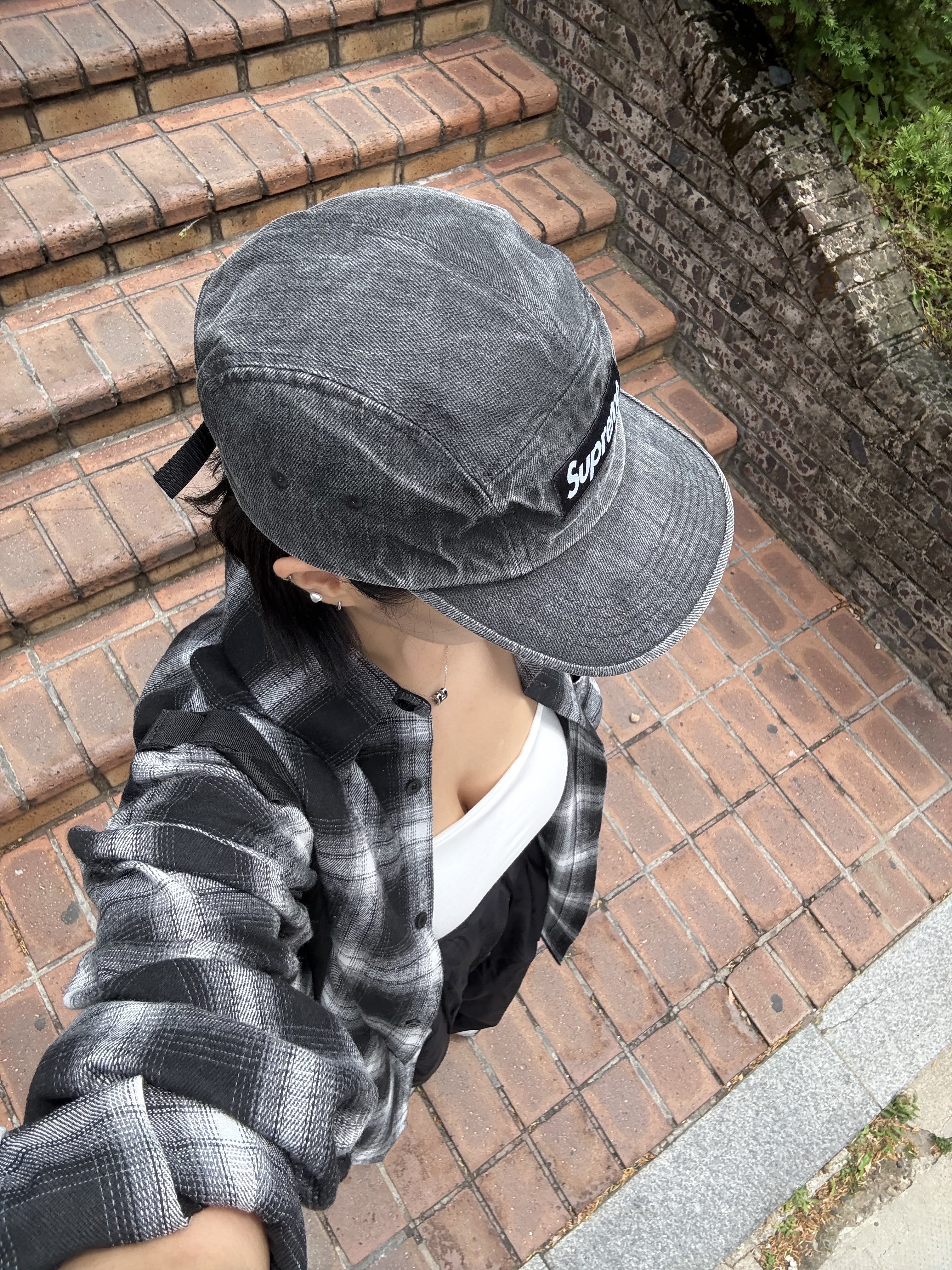 Supreme Coated Denim Camp Cap Black - 24SS, Jansport Draw Sack Black 착용 스타일 - 2