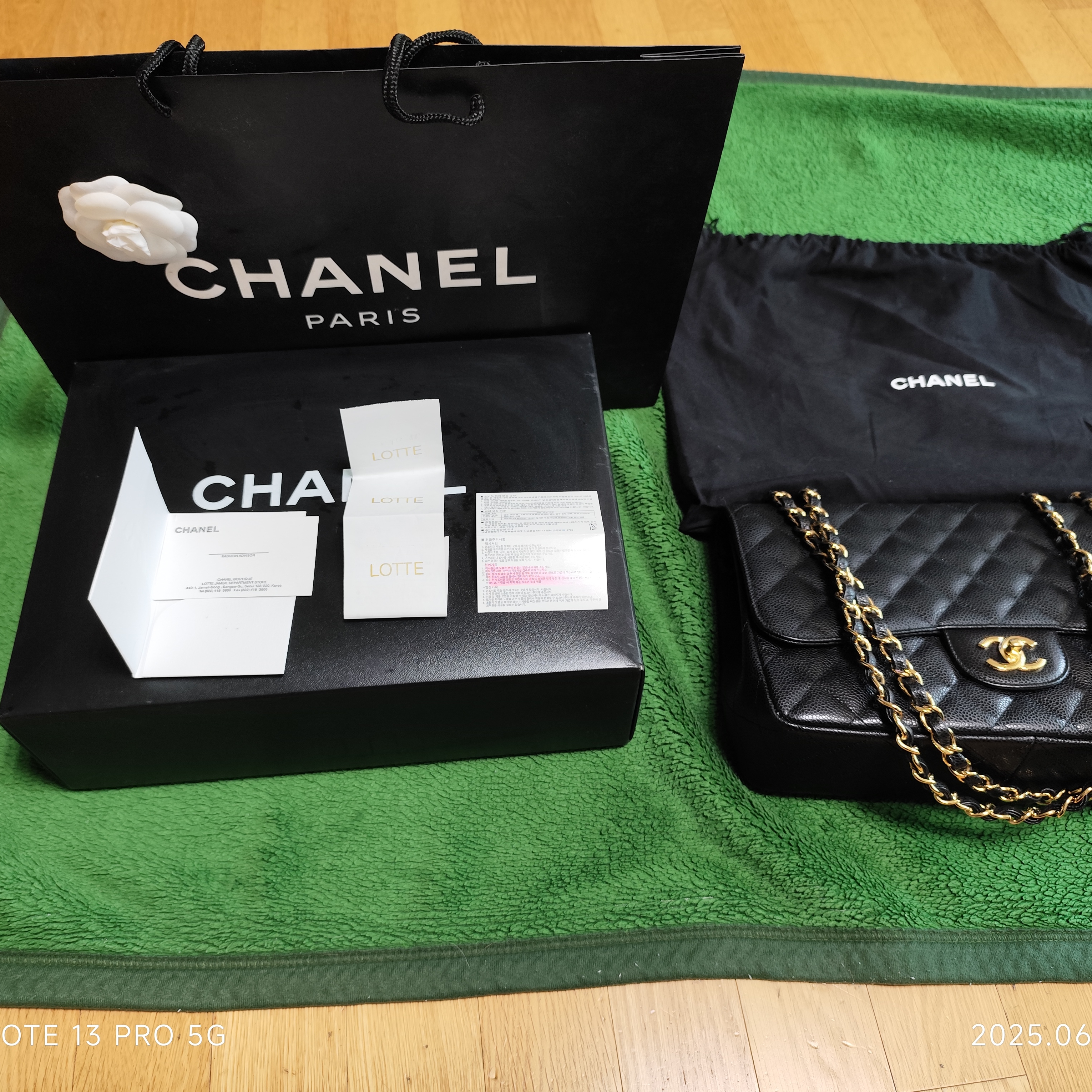 Chanel Classic 11.12 Handbag Grained Shiny Calfskin & Gold Dark Blue 착용 스타일 - 5