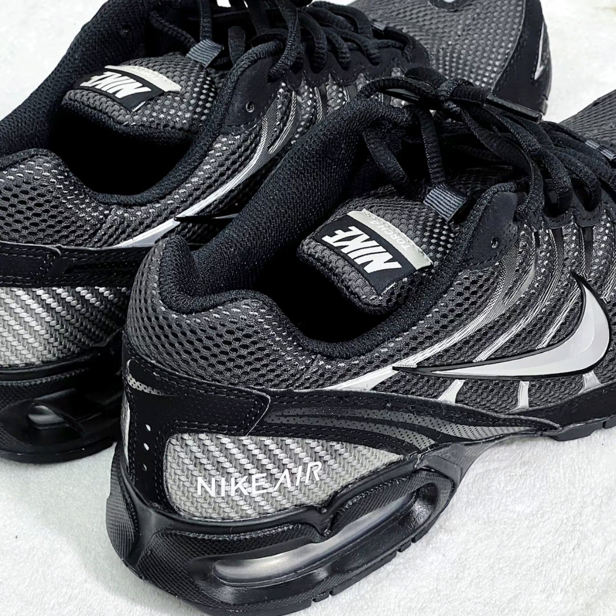 Nike Air Max Torch 4 Anthracite Metallic Silver 착용 스타일 - 1