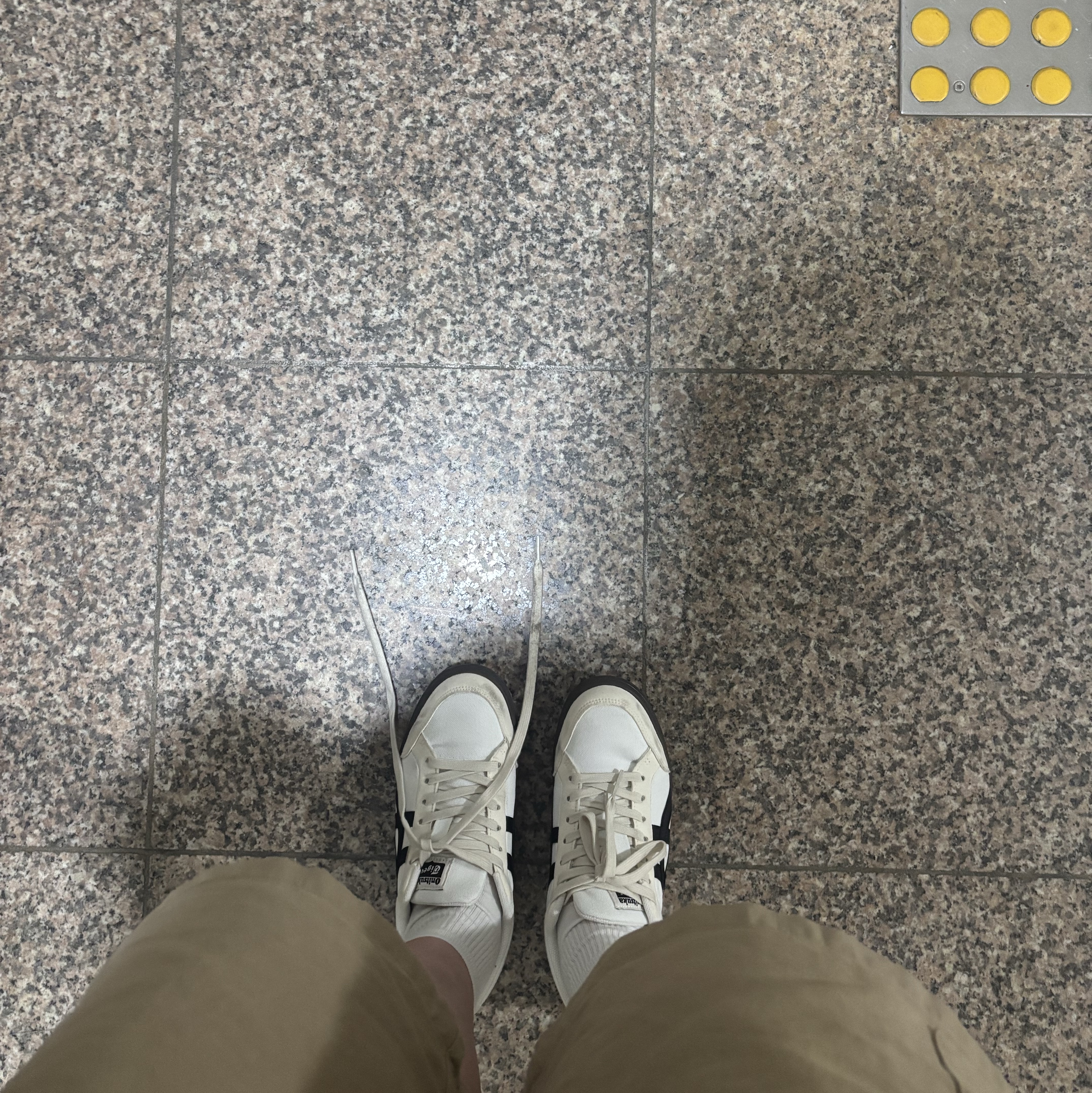 Onitsuka Tiger Advanti Cream White Black 착용 스타일