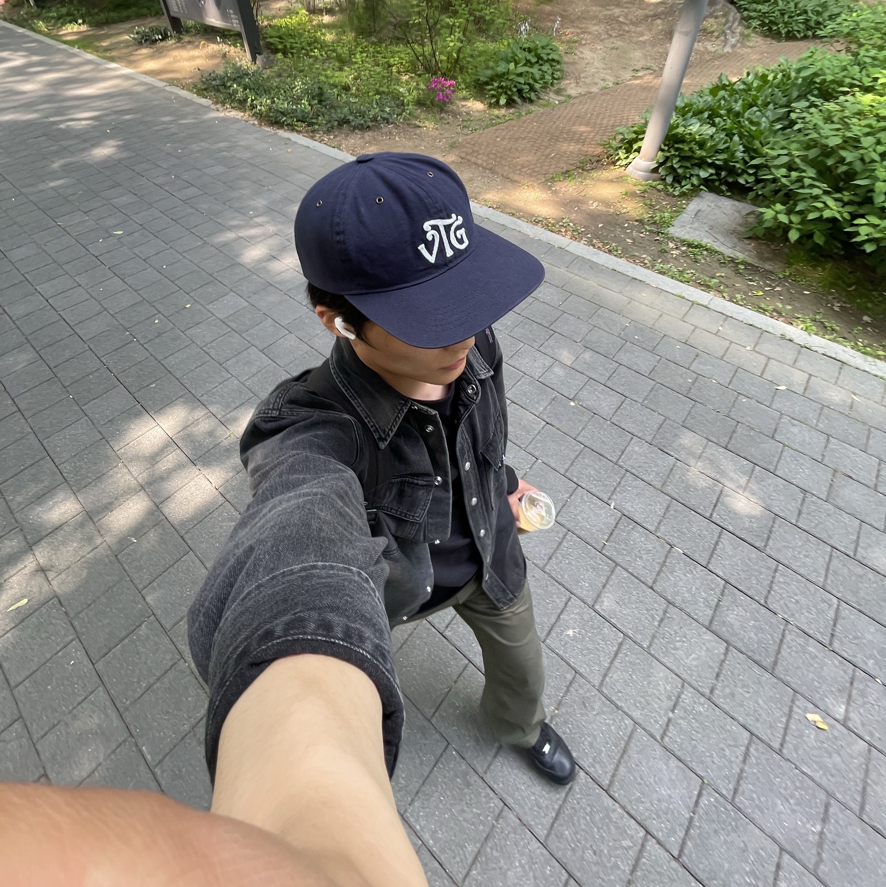 Nike Air Force 1 '07 Low Triple Black 착용 스타일