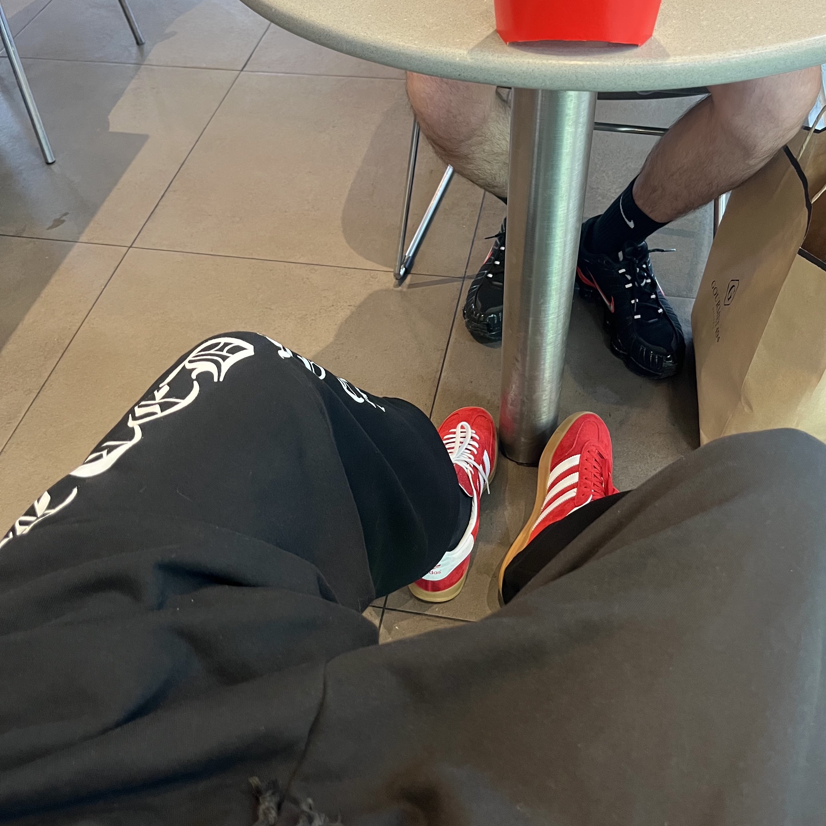 Adidas Gazelle Indoor Scarlet 착용 스타일