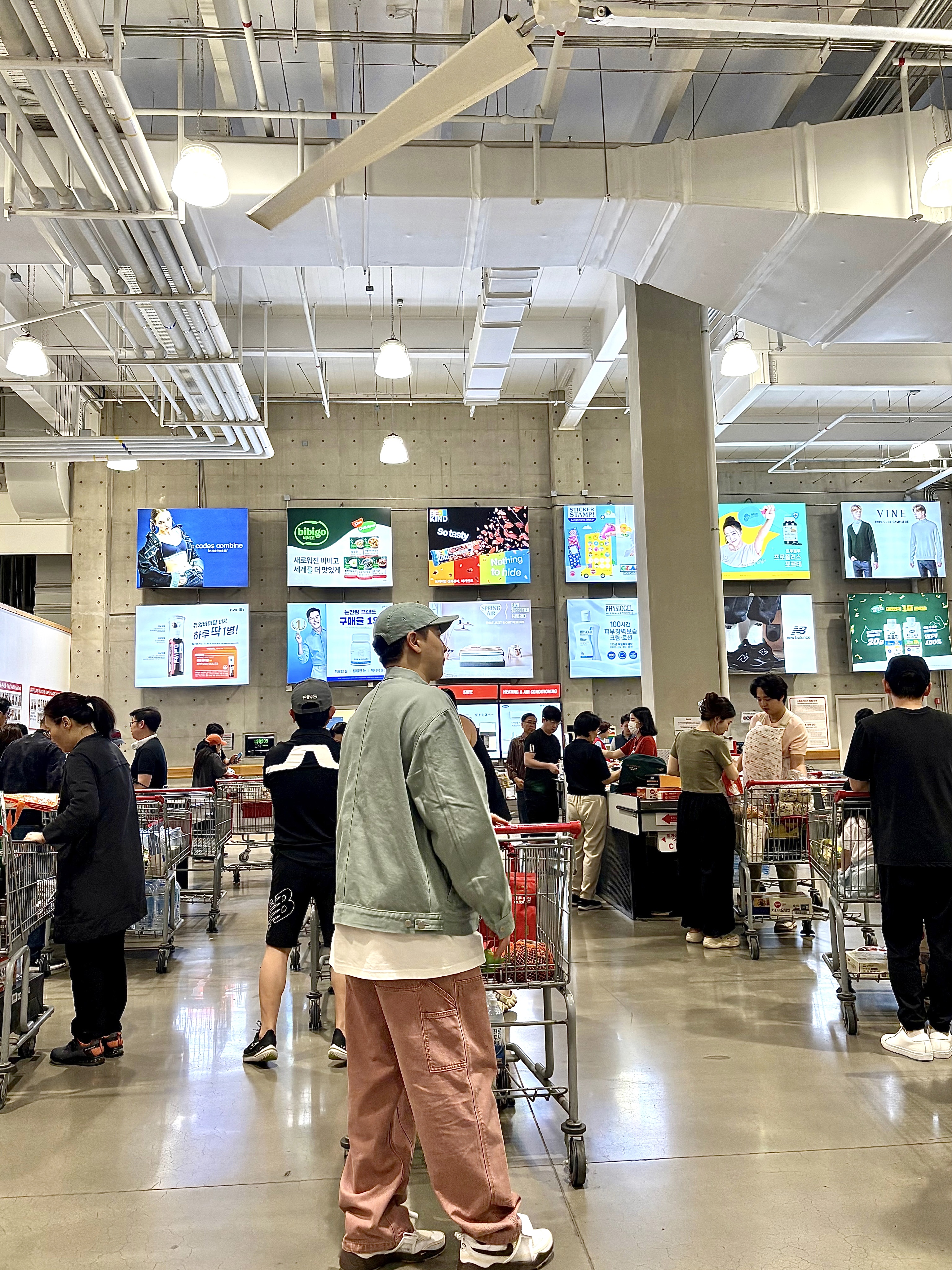 Supreme Denim Chore Trucker Jacket Mint - 24SS, Nike x Travis Scott Zoom Field Jaxx White and Light Chocolate 착용 스타일 - 1
