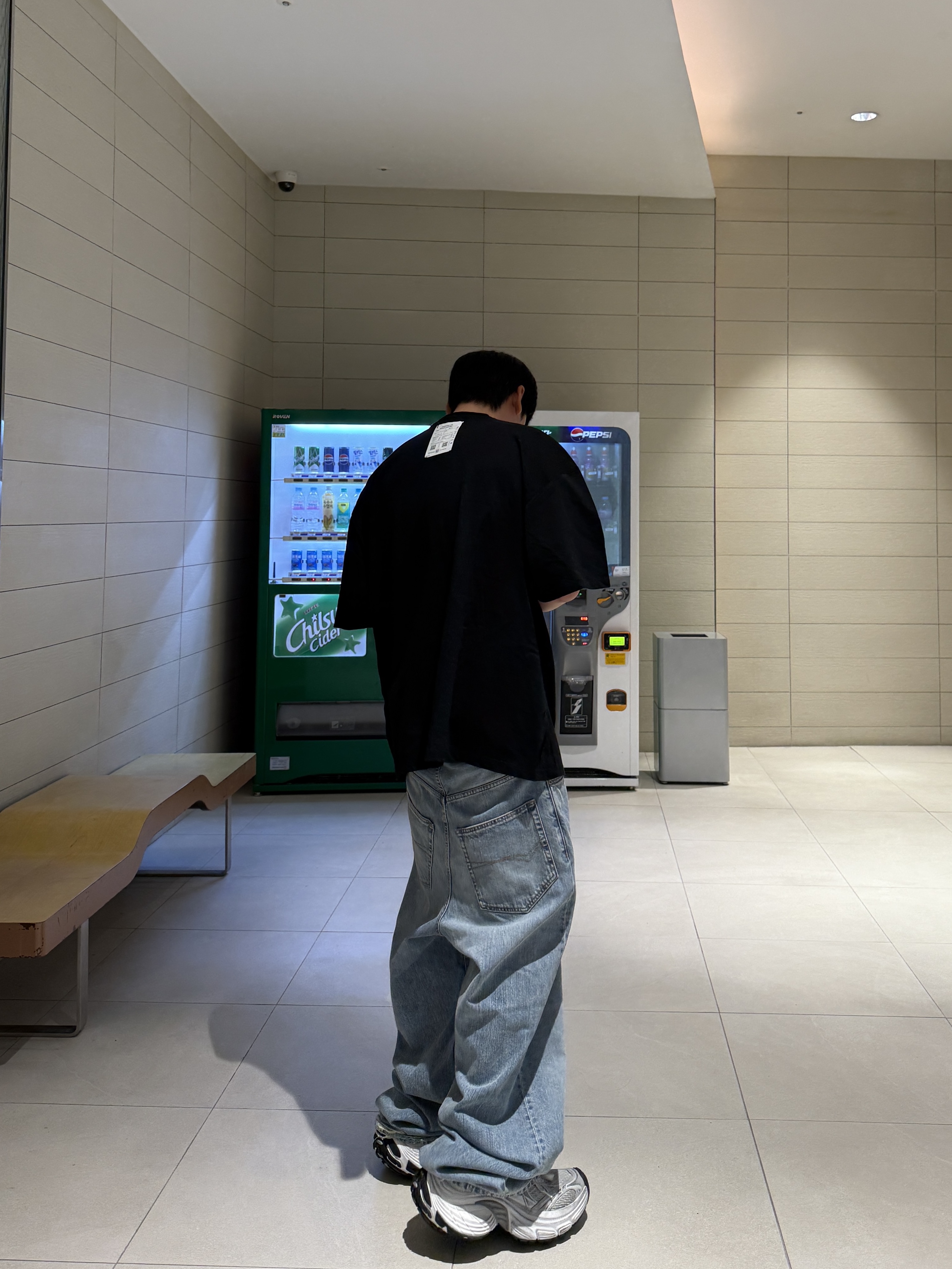 Balenciaga 10XL Sneakers White Grey Silver Black, Balenciaga Baggy Pants Light Blue 착용 스타일 - 1