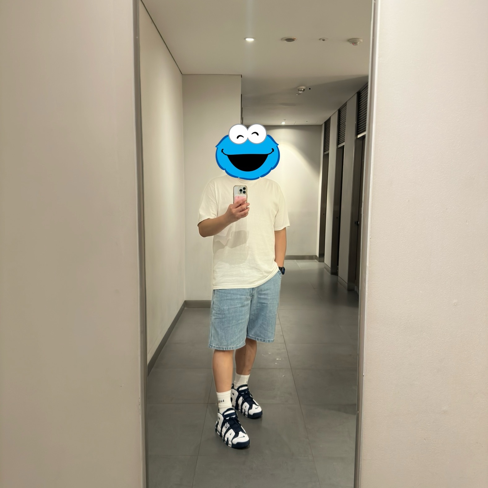 Stussy Basic Stussy T-Shirt White 2024, 2025, Nike Air More Uptempo 96 White Midnight Navy 착용 스타일 - 1
