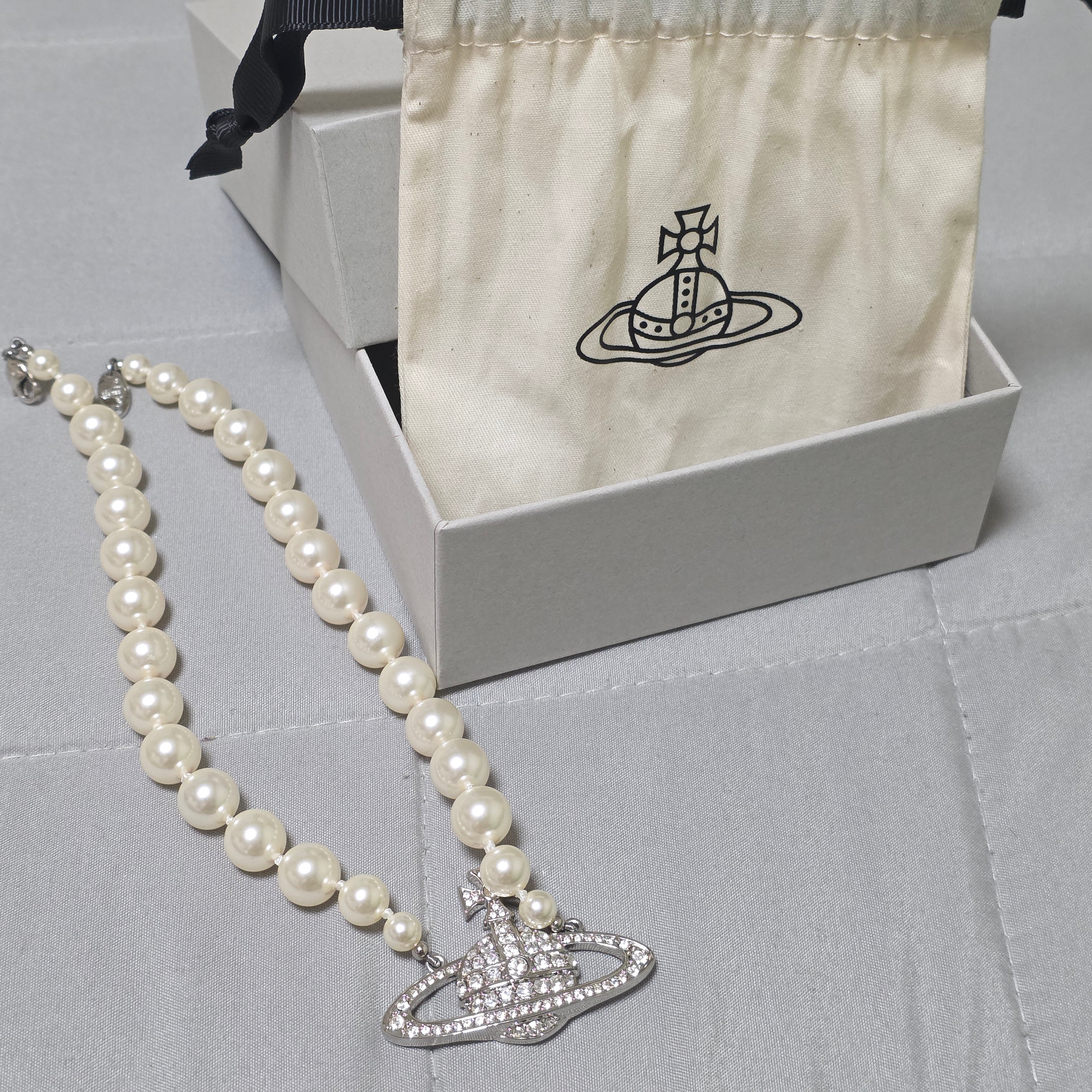 Vivienne Westwood Neysa Pearl Choker Silver, Nike Swoosh Headband Hyper Pink 착용 스타일 - 1