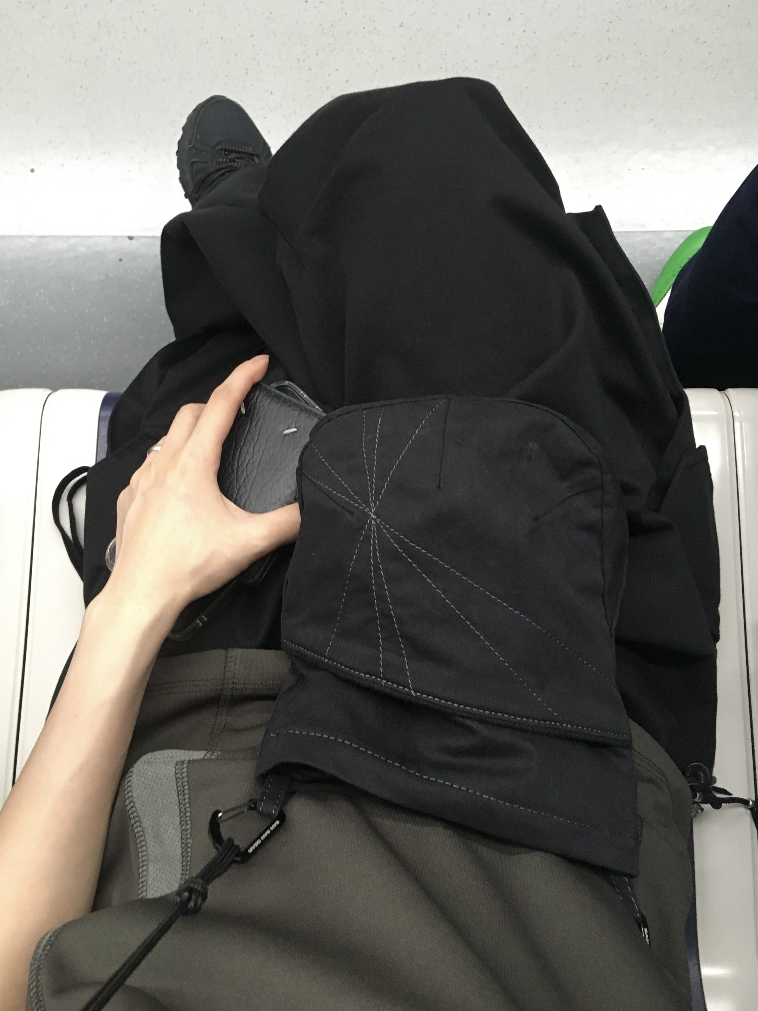 Sansan Gear Flowing Panel T-Shirt Mud Khaki, New Balance 410v5 Black - 2E Wide 착용 스타일 - 1