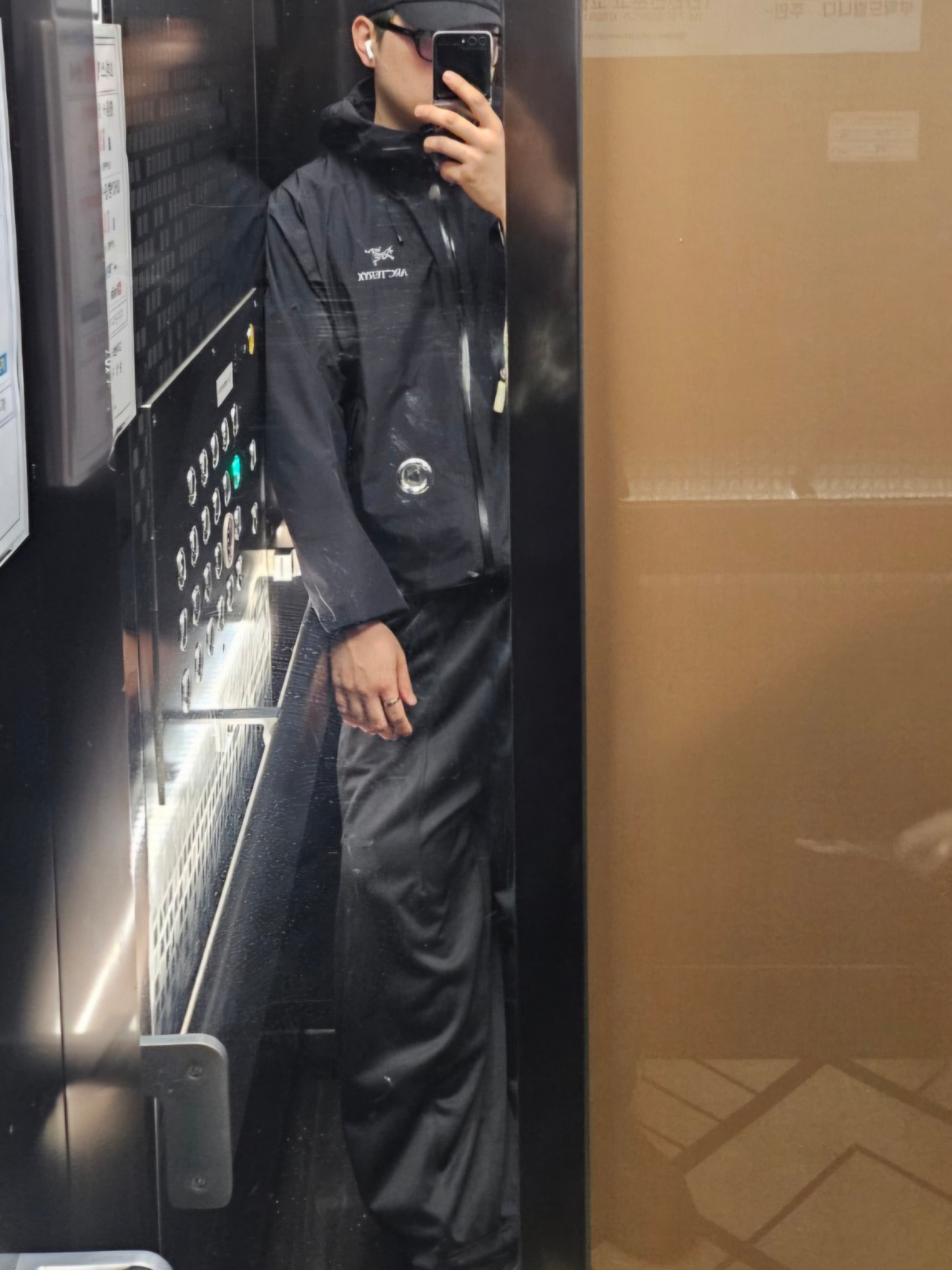 Arc'teryx Calvus Cap Black, Arc'teryx Beta LT Jacket Black 착용 스타일